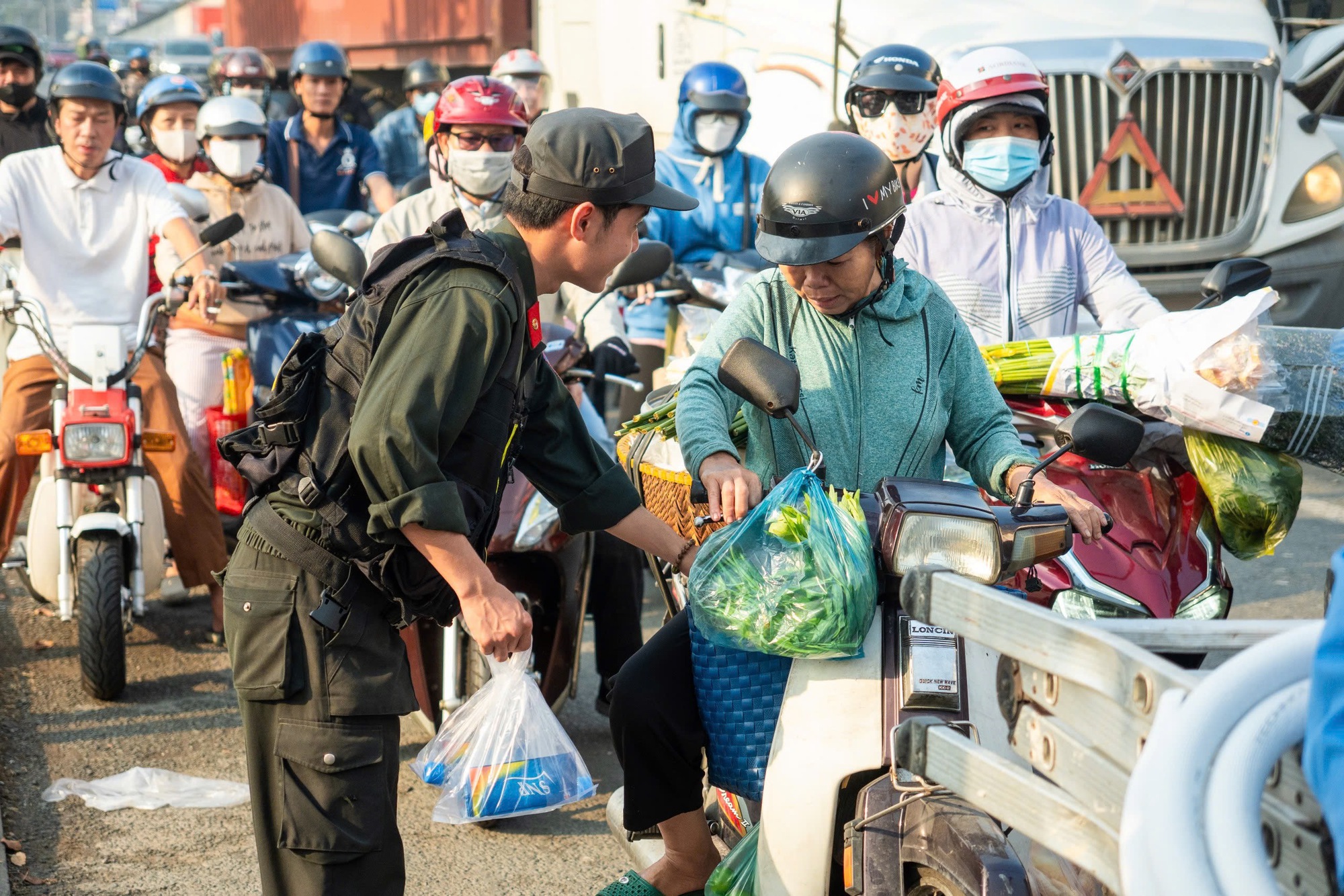 Người dân ngỡ ngàng khi CSGT dừng xe, gọi vào trên đường về quê đón Tết- Ảnh 2.