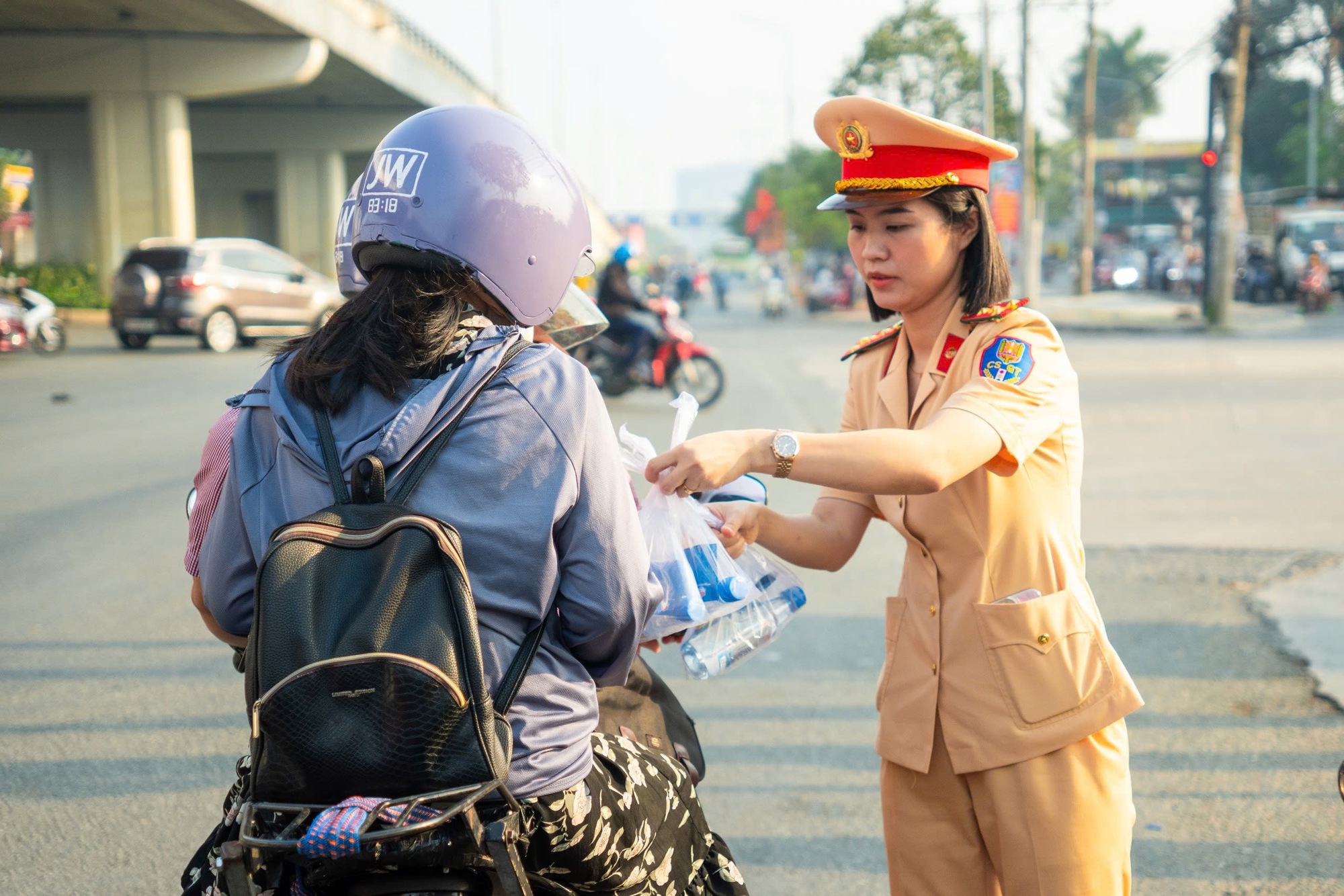 Người dân ngỡ ngàng khi CSGT dừng xe, gọi vào trên đường về quê đón Tết- Ảnh 1.