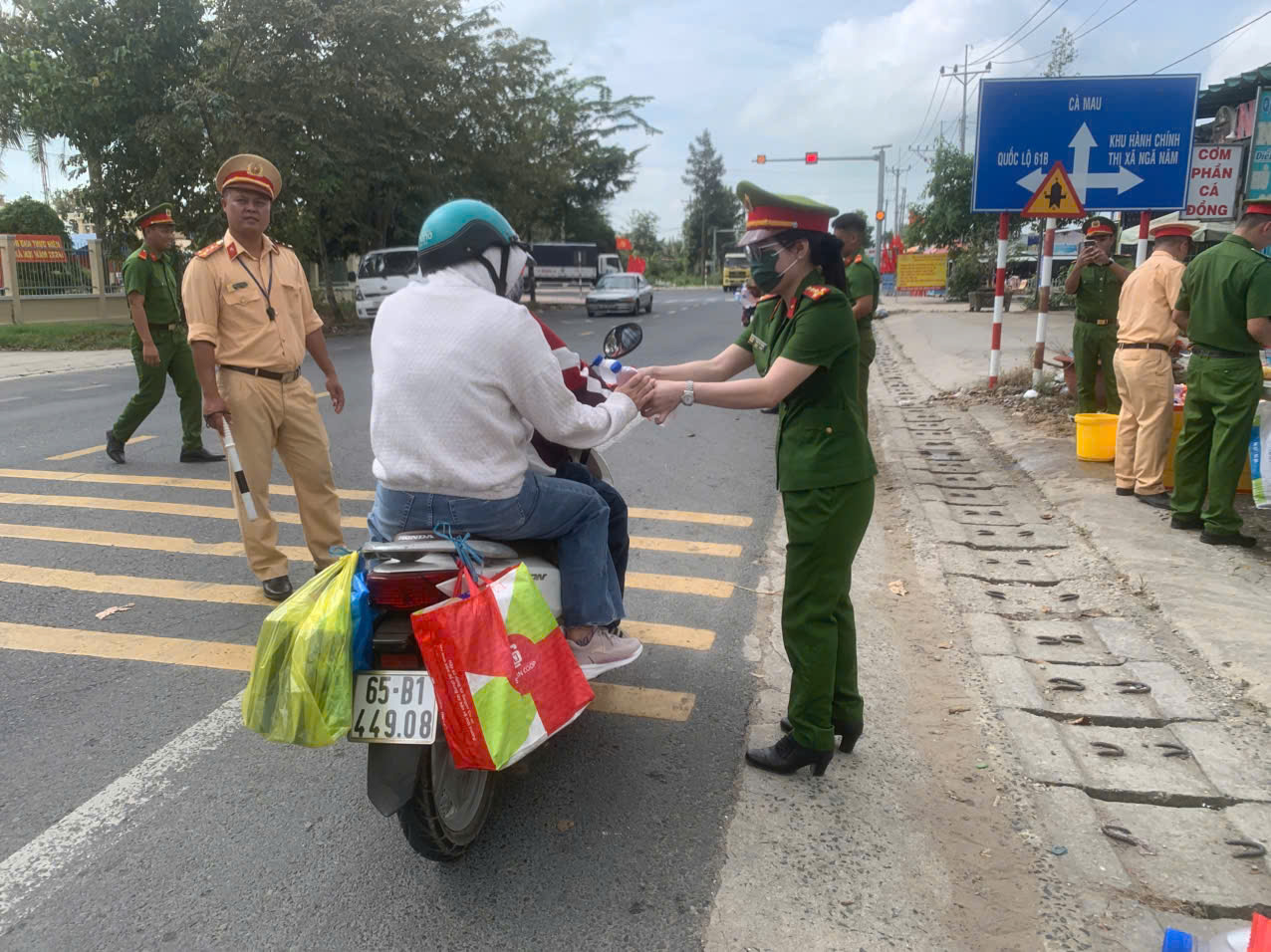 Nước mát, bánh mì được CSGT Cần Thơ, Sóc Trăng phát tận tay người dân về quê ăn Tết- Ảnh 4.