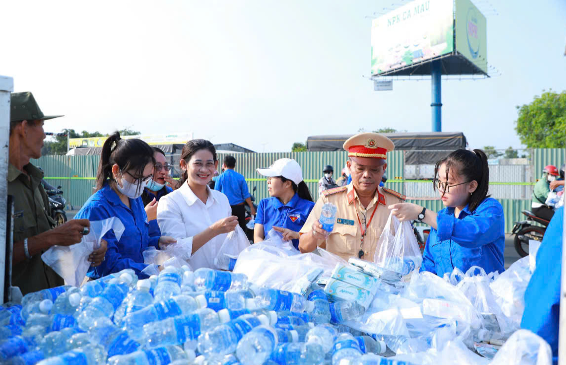 Nước mát, bánh mì được CSGT Cần Thơ, Sóc Trăng phát tận tay người dân về quê ăn Tết- Ảnh 3.