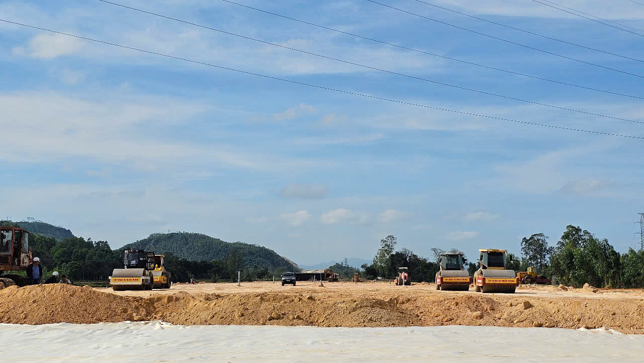 Tết không nghỉ trên công trường cao tốc Chí Thạnh - Vân Phong- Ảnh 3.