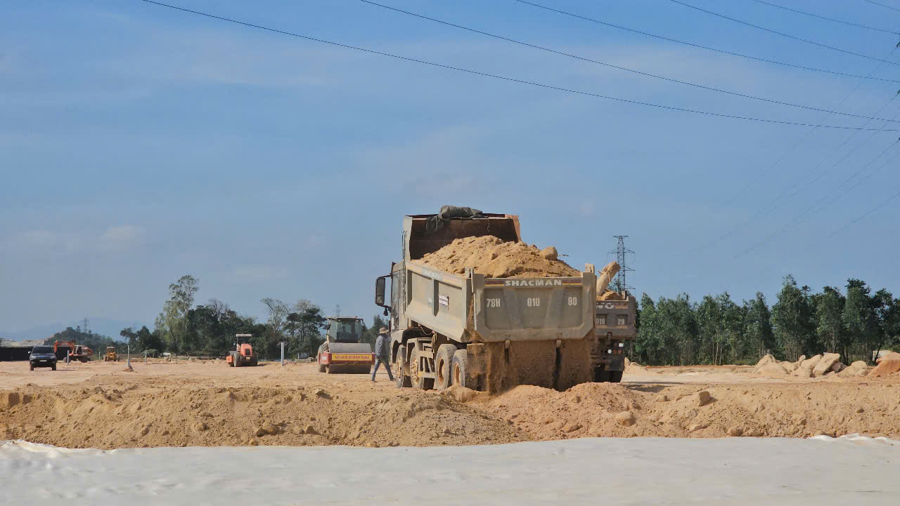 Tết không nghỉ trên công trường cao tốc Chí Thạnh - Vân Phong- Ảnh 2.