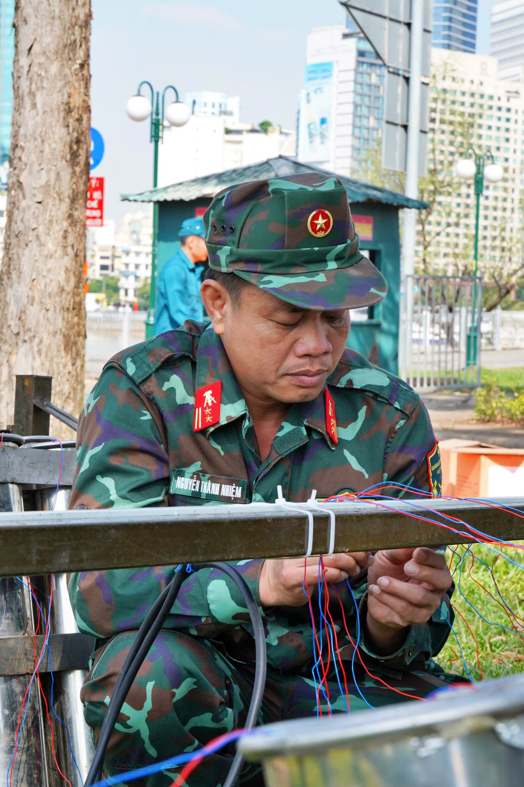 TP.HCM: Trận địa pháo hoa sẵn sàng khai hỏa đón năm mới Ất Tỵ 2025- Ảnh 12.