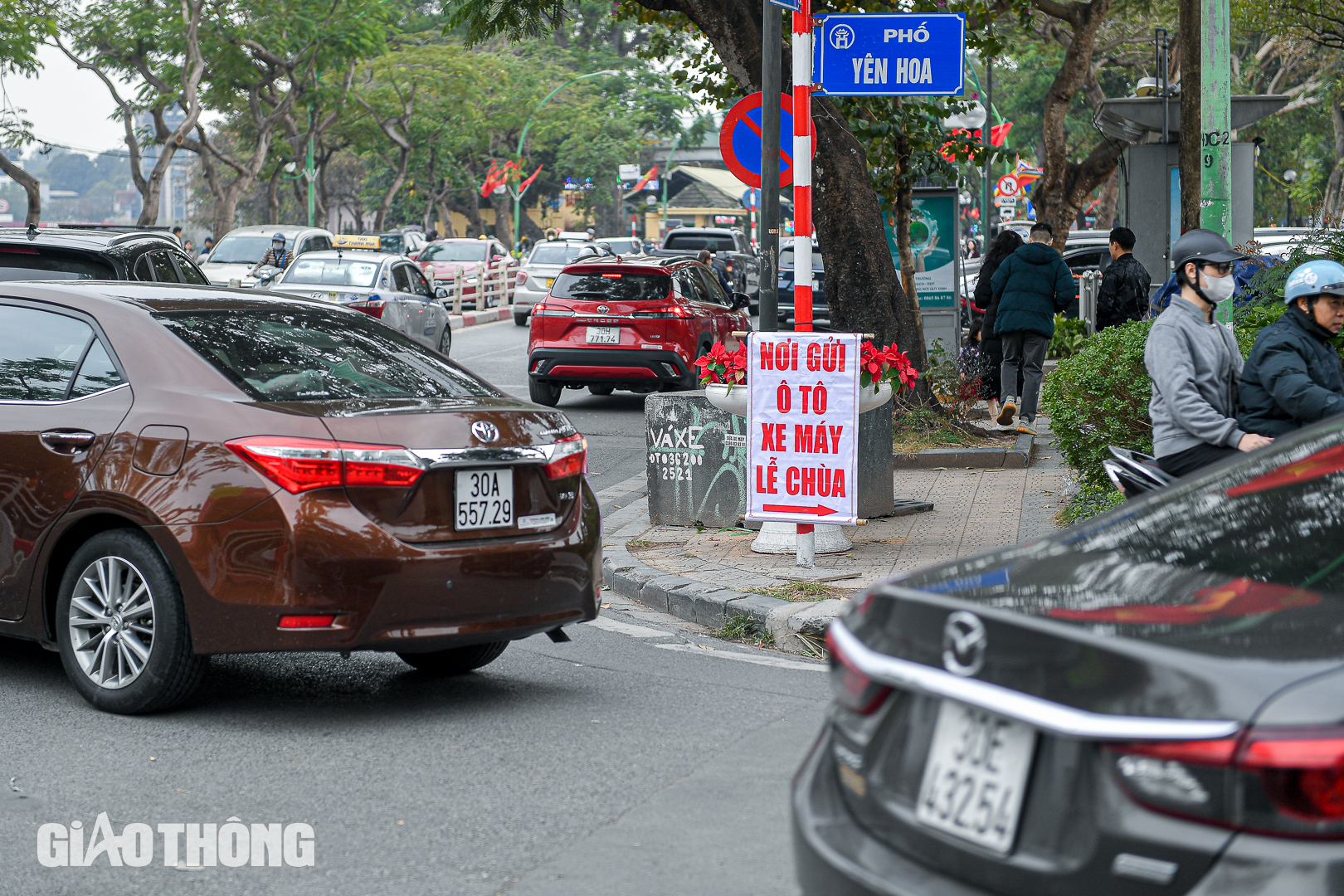 Hà Nội: Người dân chen chân đi lễ ngày mùng 1 Tết Ất Tỵ- Ảnh 11.