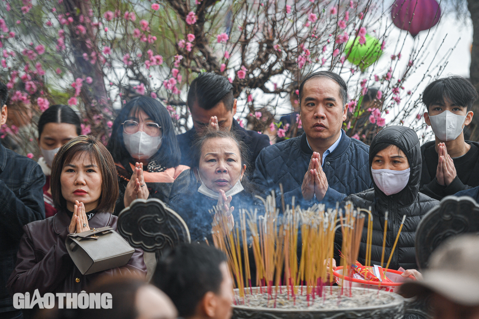 Hà Nội: Người dân chen chân đi lễ ngày mùng 1 Tết Ất Tỵ- Ảnh 8.