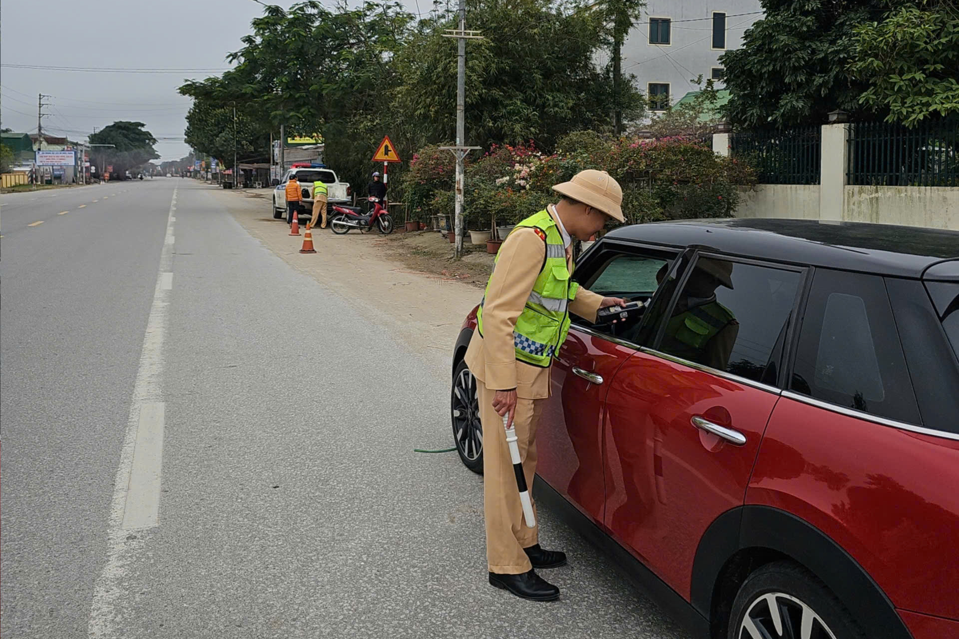 Nghệ An: Xuyên Tết đảm bảo trật tự an toàn giao thông trên các tuyến đường- Ảnh 1.