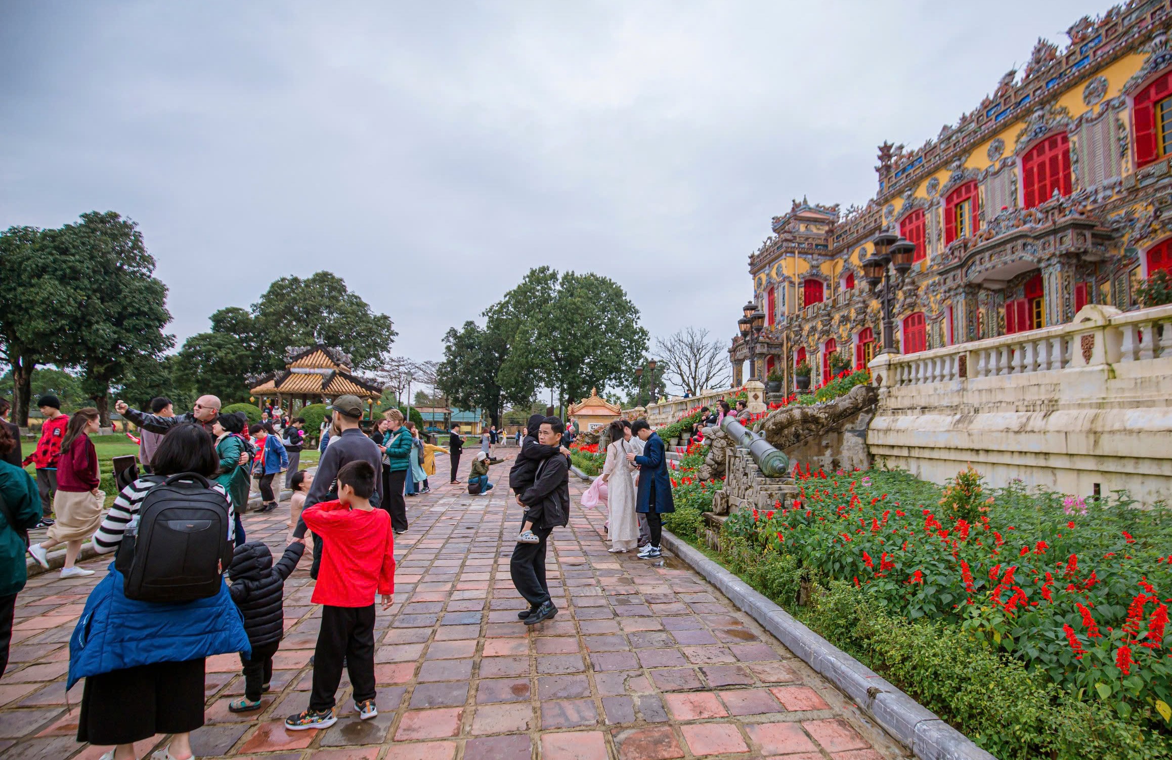 Hoàng cung Huế nhộn nhịp khách tham quan ngày mùng 2 tết Ất Tỵ- Ảnh 13.