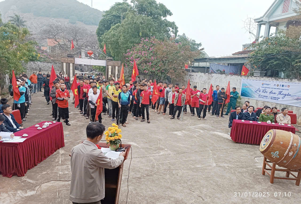 Tưng bừng lễ ra quân đánh bắt hải sản và đua thuyền truyền thống ở xứ Nghệ- Ảnh 1.