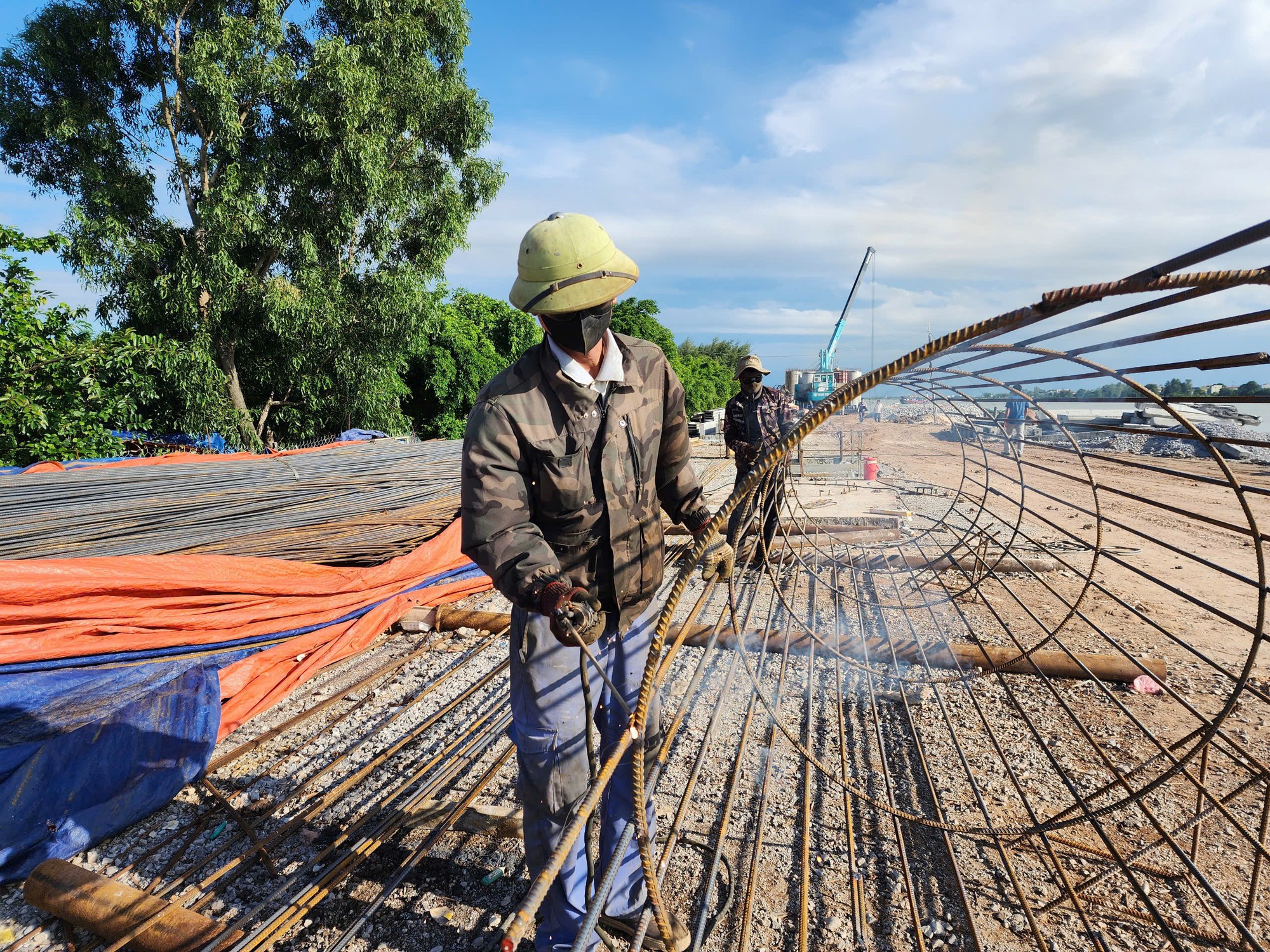 Tết không nghỉ trên công trường cao tốc- Ảnh 3.