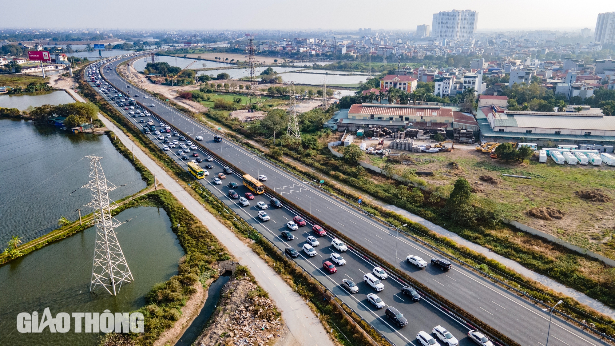 Cao tốc Pháp Vân - Cầu Giẽ ùn ứ kéo dài chiều mùng 3 Tết- Ảnh 1.