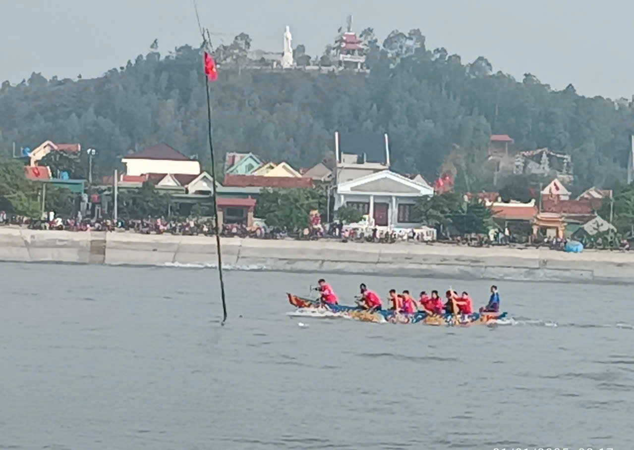 Tưng bừng lễ ra quân đánh bắt hải sản và đua thuyền truyền thống ở xứ Nghệ- Ảnh 2.