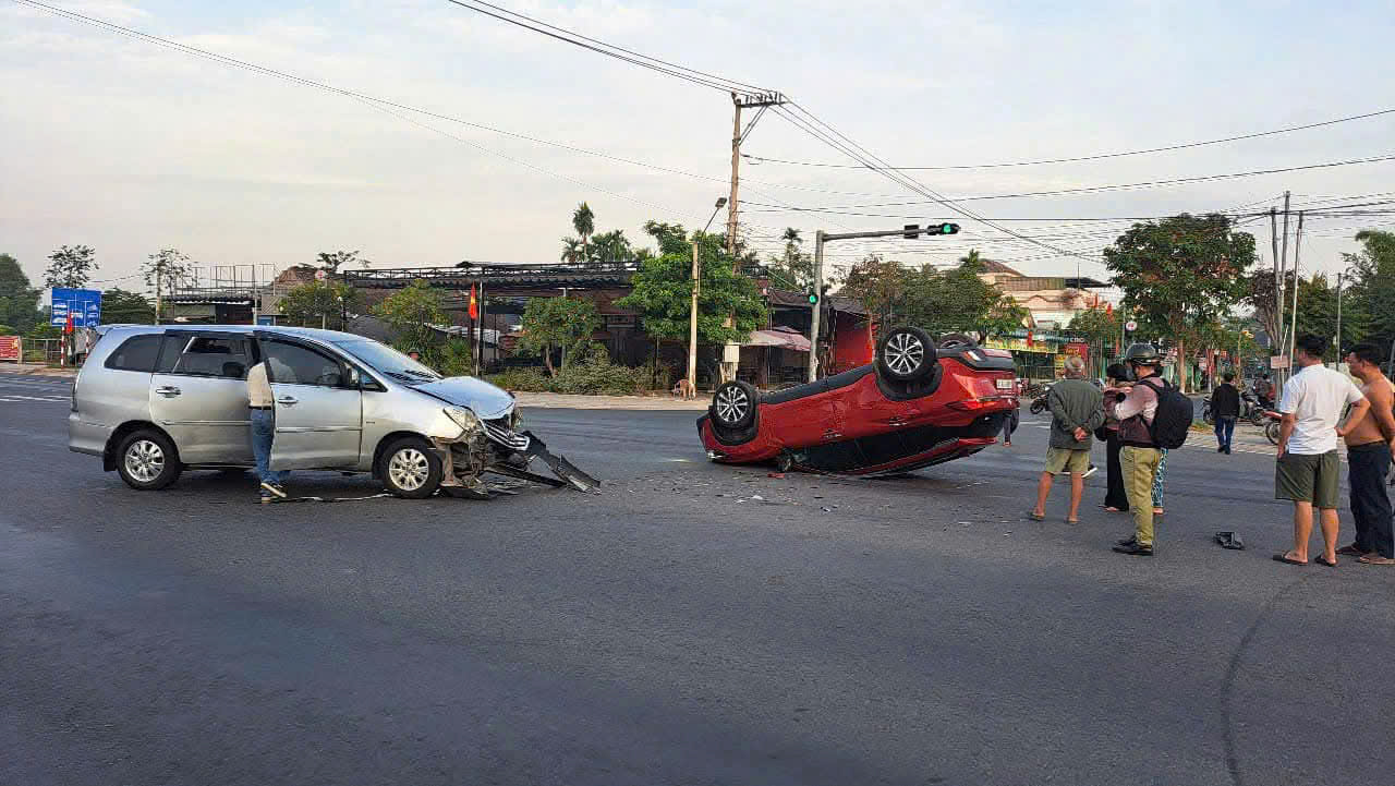 Đèn tín hiệu không hoạt động, ô tô húc nhau lật nhào giữa ngã tư Bình Dương- Ảnh 1.