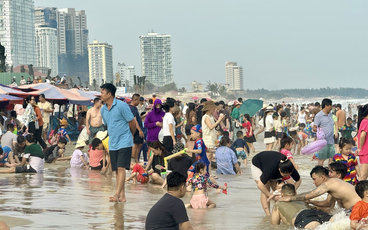 Phố biển Vũng Tàu đông nghẹt du khách ngày mùng 3 Tết