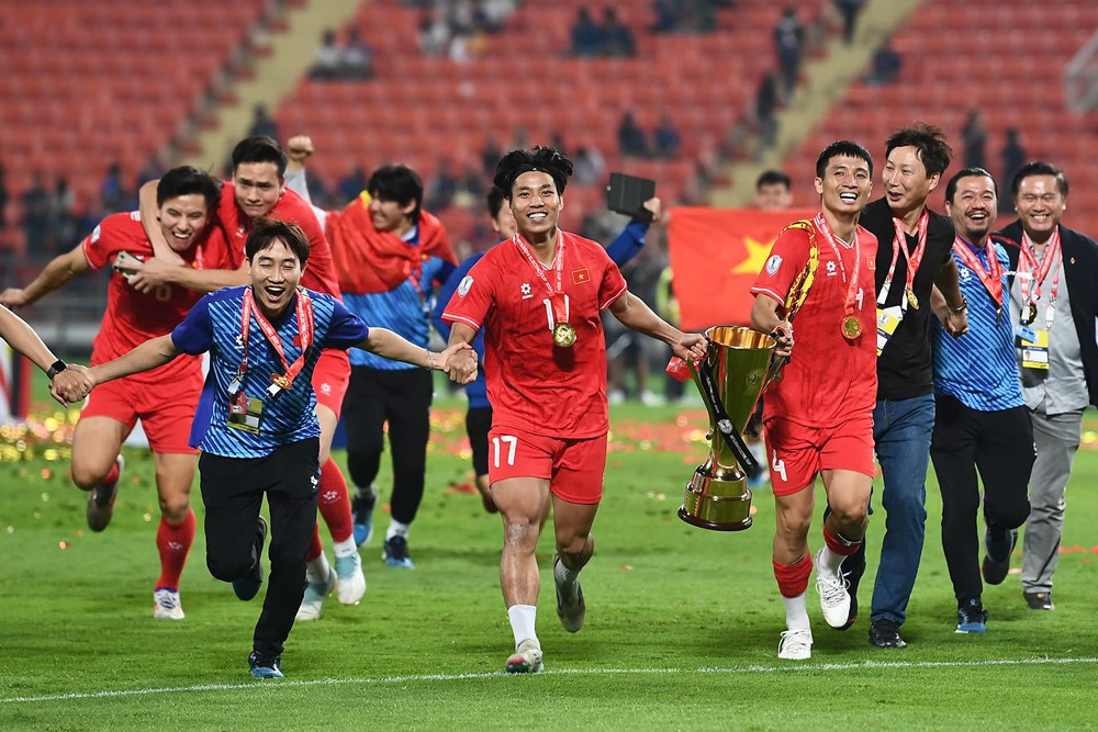 Báo Hàn Quốc tâng HLV Kim Sang-sik “lên mây” sau chức vô địch AFF Cup 2024- Ảnh 1.