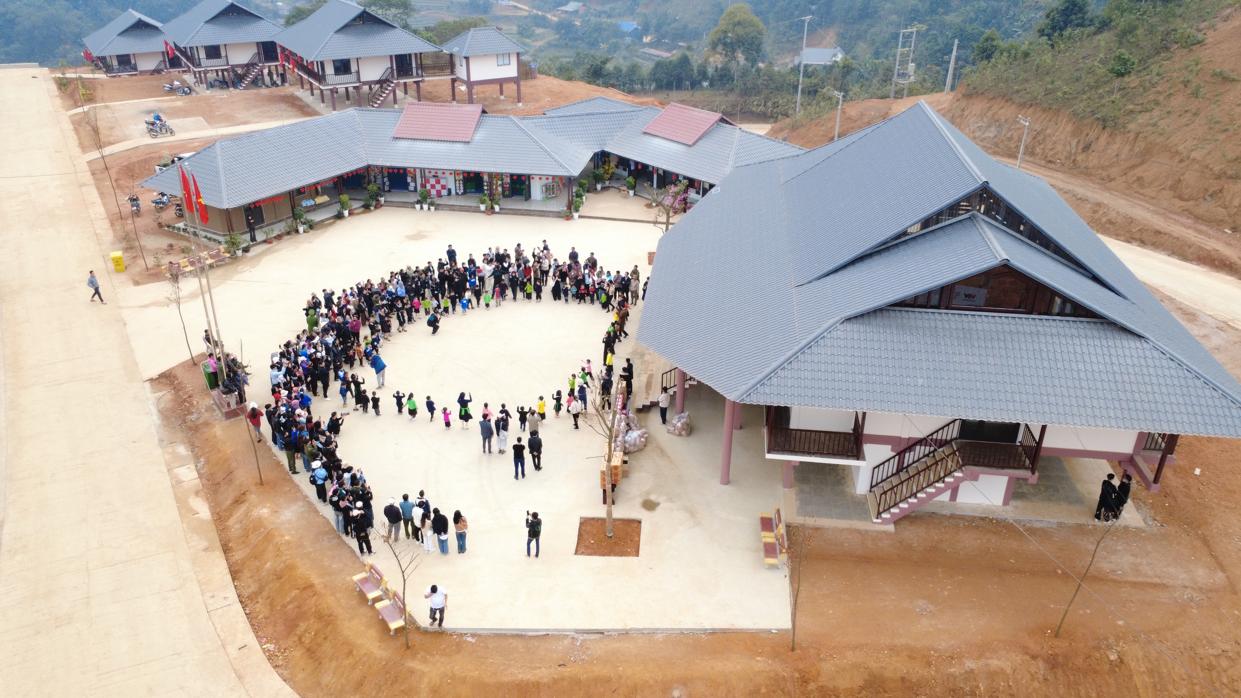 Ca sĩ Sơn Tùng M-TP tặng quà học sinh Làng Nủ- Ảnh 1.