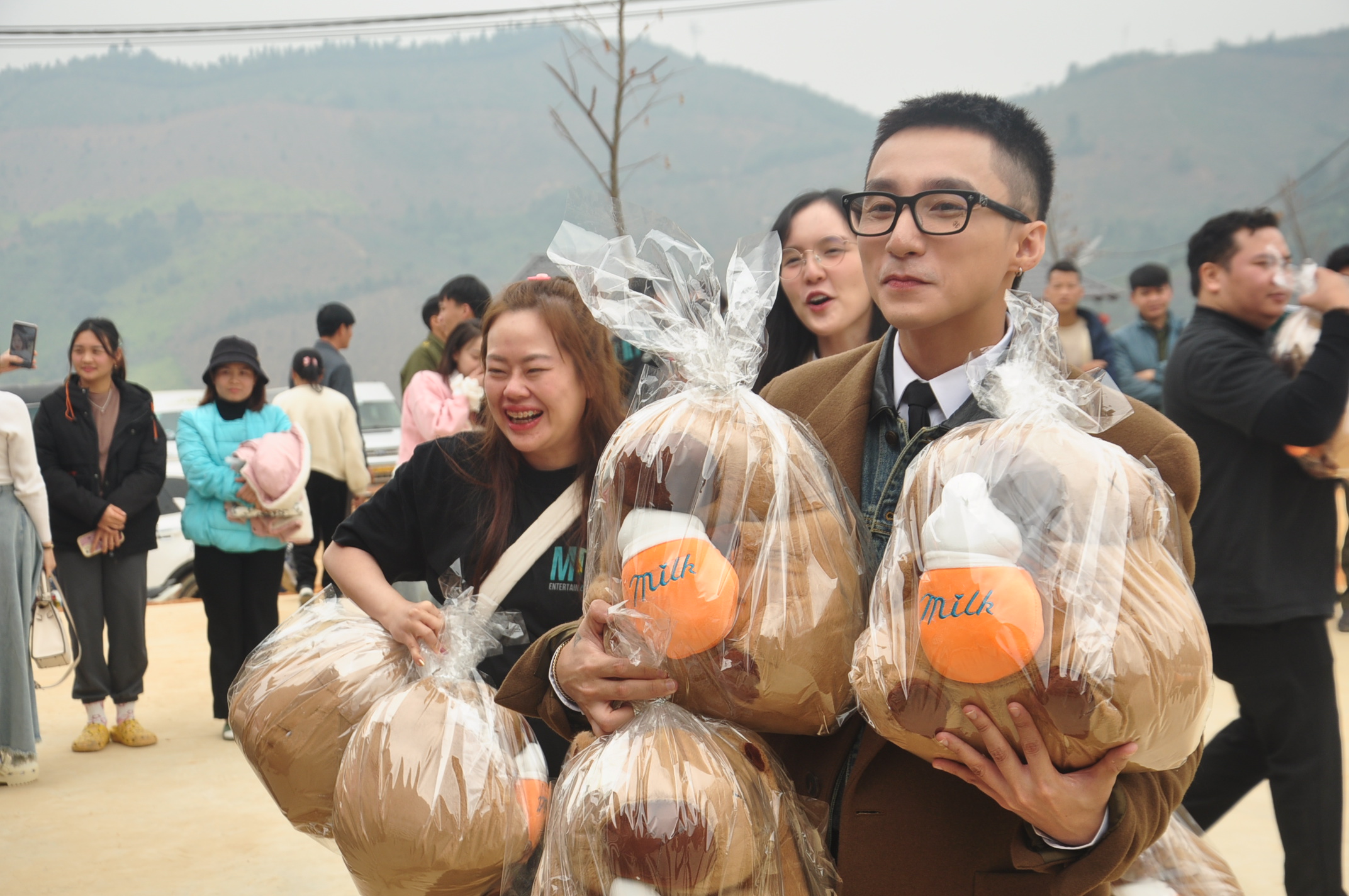 Ca sĩ Sơn Tùng M-TP tặng quà học sinh Làng Nủ- Ảnh 10.