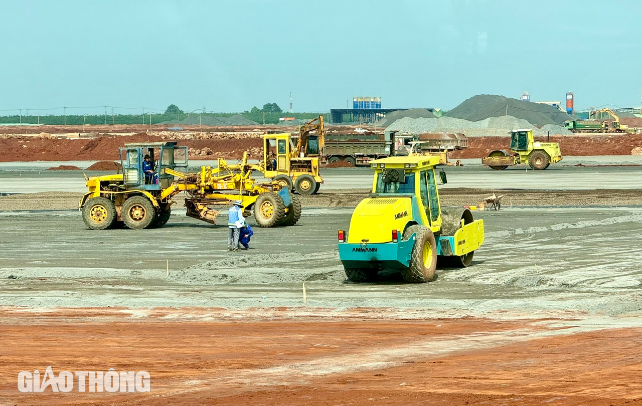 Cận cảnh công nhân lợp 5 lớp mái nhà ga hành khách sân bay Long Thành- Ảnh 13.