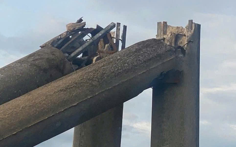 Hà Tĩnh: Xác minh hai cột điện đổ sau bão số 10, lộ phần sắt 'mái che' bên trong