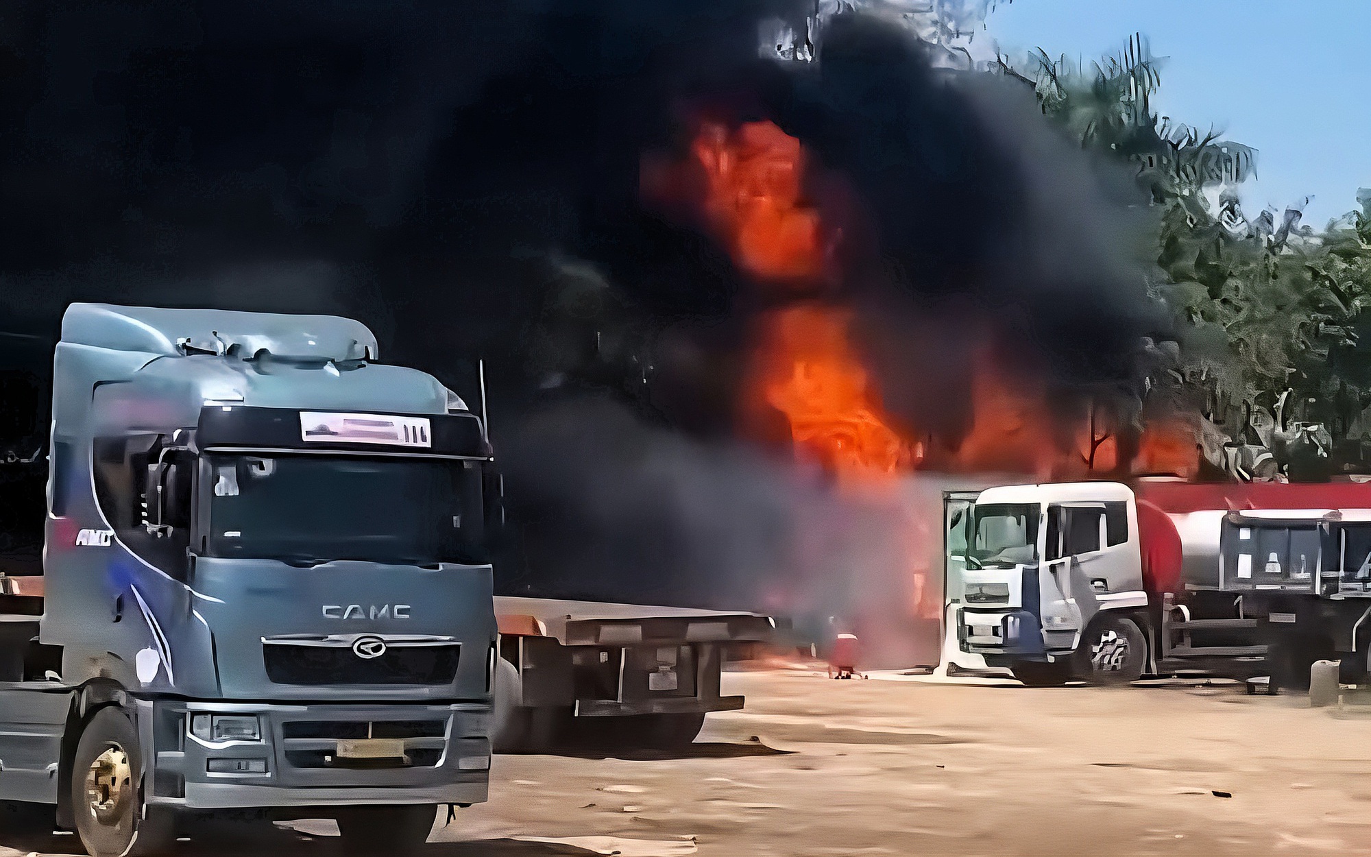 Cháy lớn trong bãi đỗ xe ở Đà Nẵng, xe tải bị thiêu rụi
