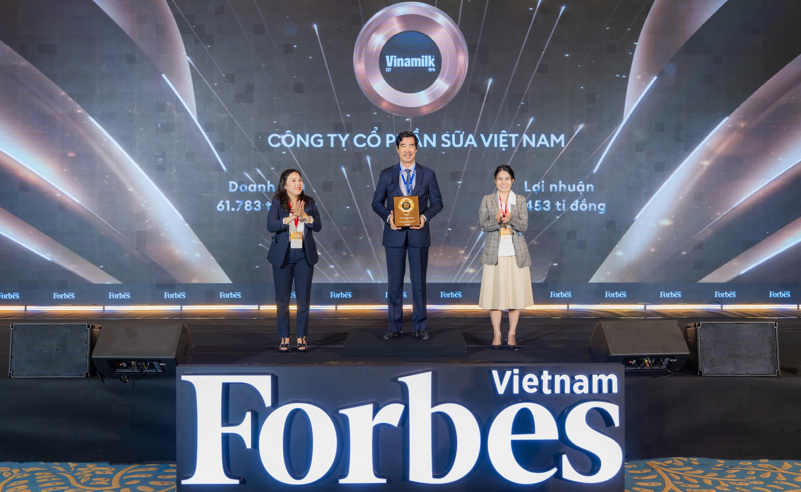 Ông Nguyễn Quốc Khánh - Giám đốc Điều hành Nghiên cứu và Phát triển Vinamilk nhận vinh danh Top 50 Công ty niêm yết tốt nhất Việt Nam - Ảnh: Forbes VN Ông Nguyễn Quốc Khánh - Giám đốc Điều hành Nghiên cứu và Phát triển Vinamilk nhận vinh danh Top 50 Công ty niêm yết tốt nhất Việt Nam - Ảnh: Forbes VN