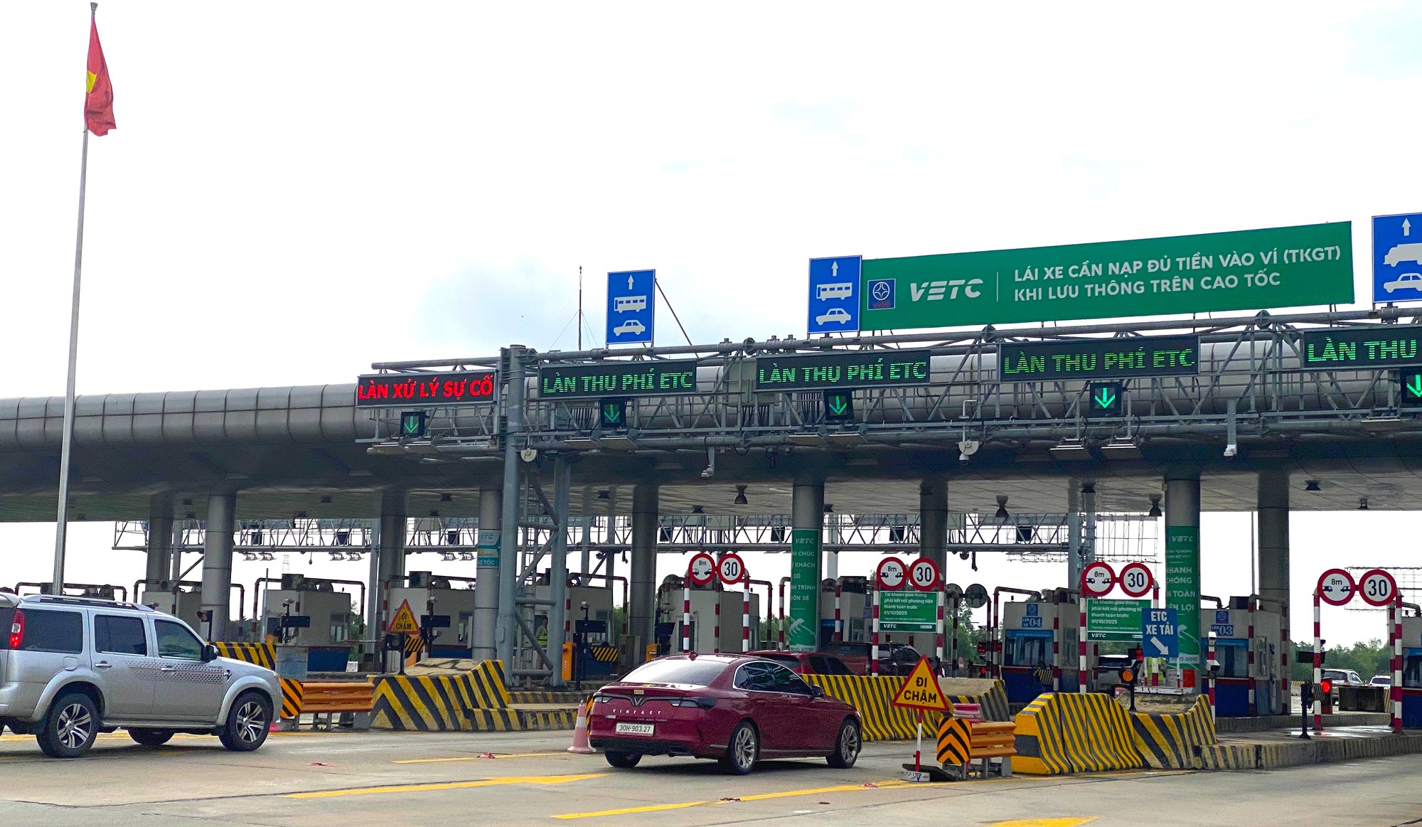 Giao thông thông suốt trong ngày đầu chuyển đổi tài khoản thu phí- Ảnh 1.