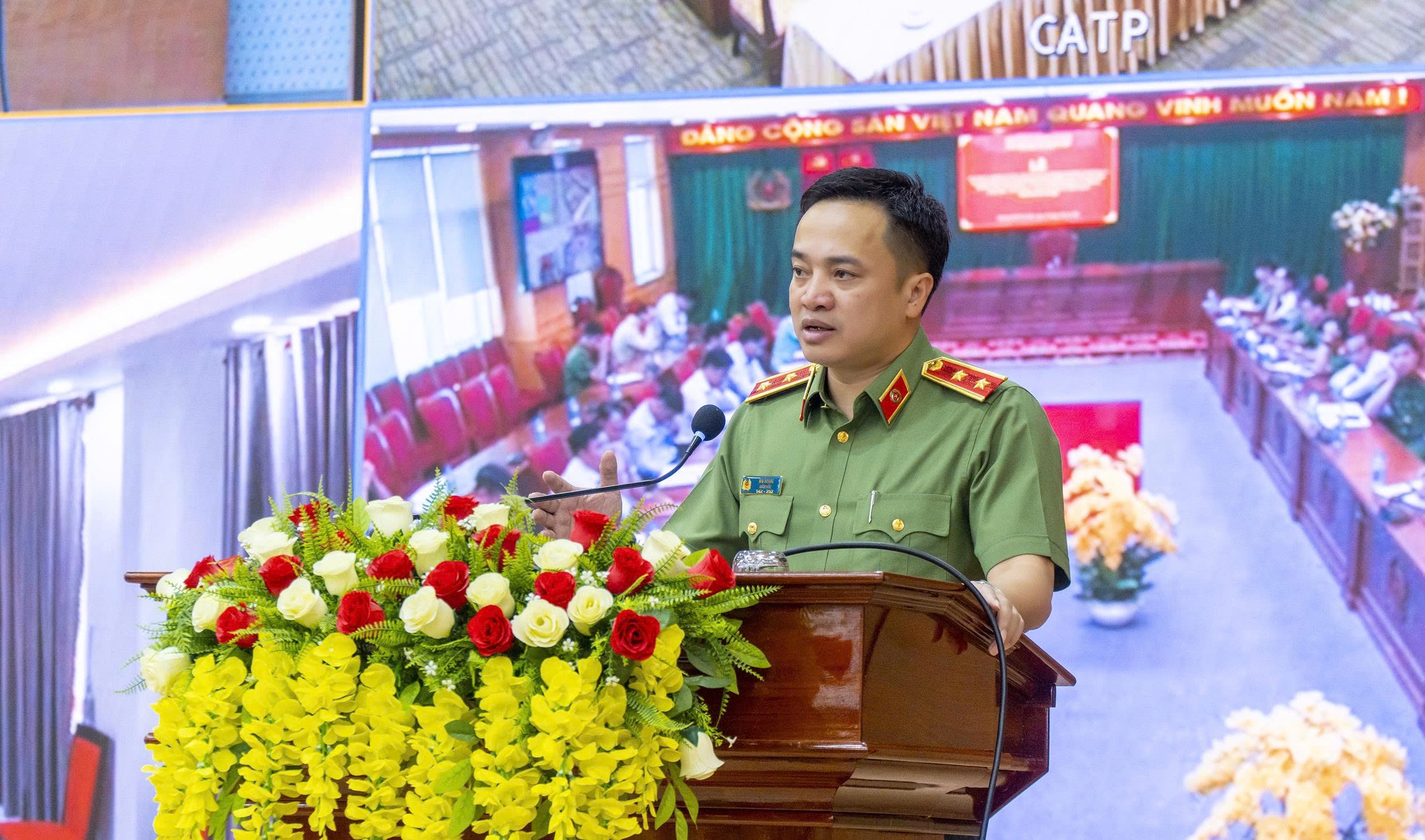 TP.HCM: Mở cao điểm trấn áp tội phạm, ra mắt tổ công tác 3 trong 1 và SOS an ninh, trật tự- Ảnh 4. TP.HCM: Mở cao điểm trấn áp tội phạm, ra mắt tổ công tác 3 trong 1 và SOS an ninh, trật tự- Ảnh 4.