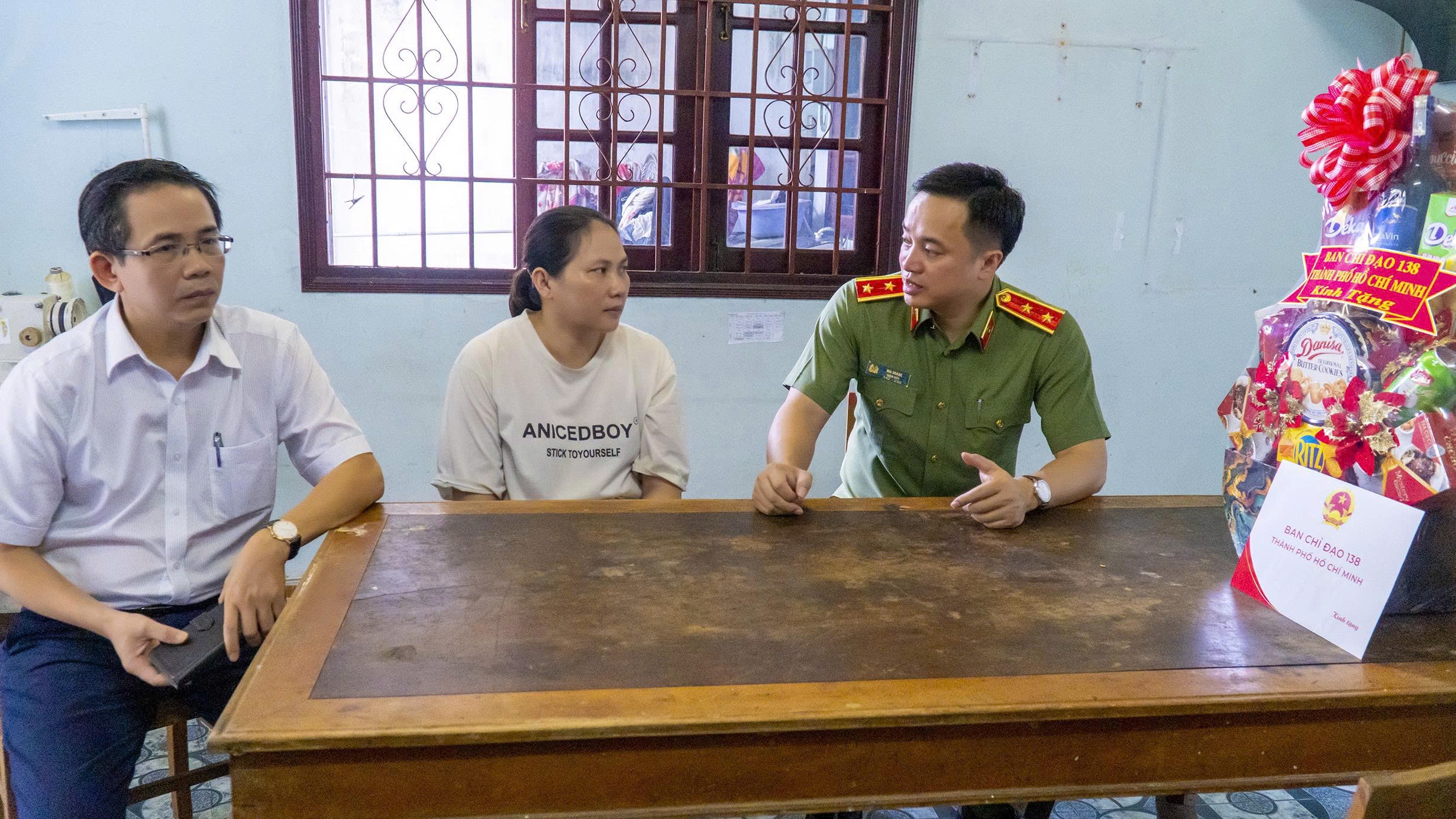 TP.HCM: Mở cao điểm trấn áp tội phạm, ra mắt tổ công tác 3 trong 1 và SOS an ninh, trật tự- Ảnh 6. TP.HCM: Mở cao điểm trấn áp tội phạm, ra mắt tổ công tác 3 trong 1 và SOS an ninh, trật tự- Ảnh 6.