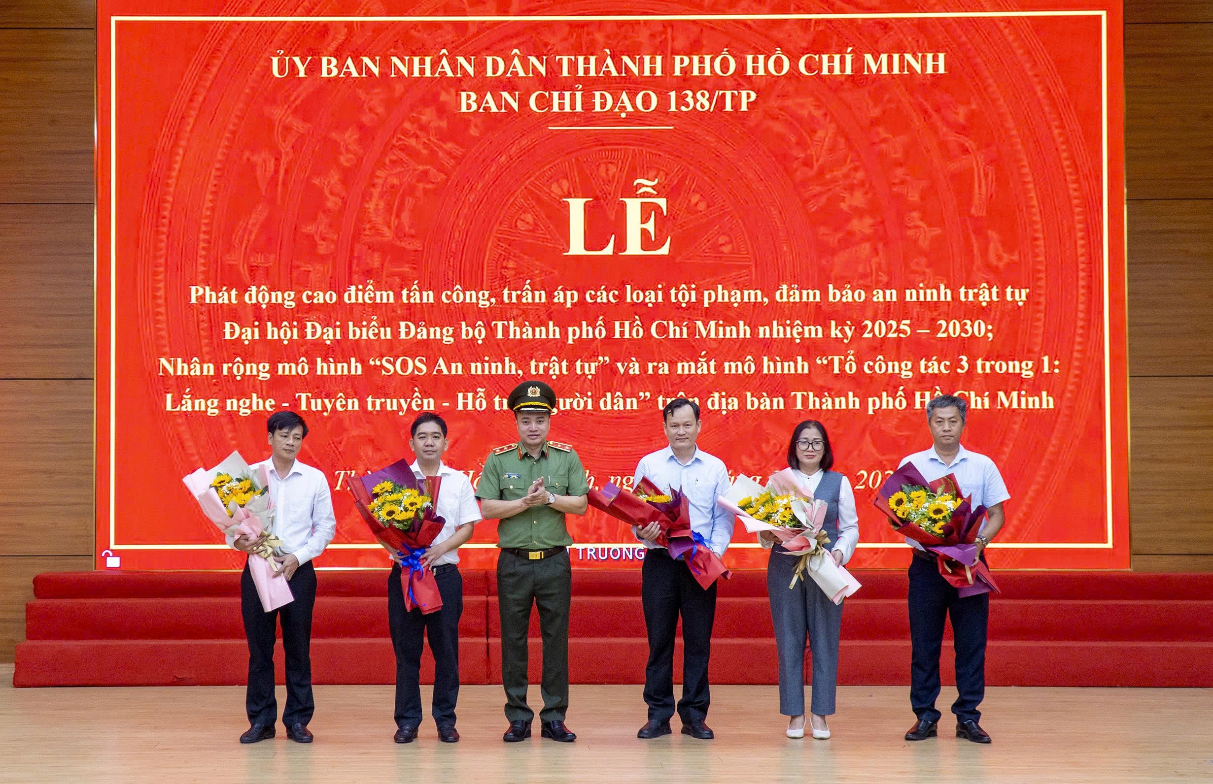 TP.HCM: Mở cao điểm trấn áp tội phạm, ra mắt tổ công tác 3 trong 1 và SOS an ninh, trật tự- Ảnh 2. TP.HCM: Mở cao điểm trấn áp tội phạm, ra mắt tổ công tác 3 trong 1 và SOS an ninh, trật tự- Ảnh 2.