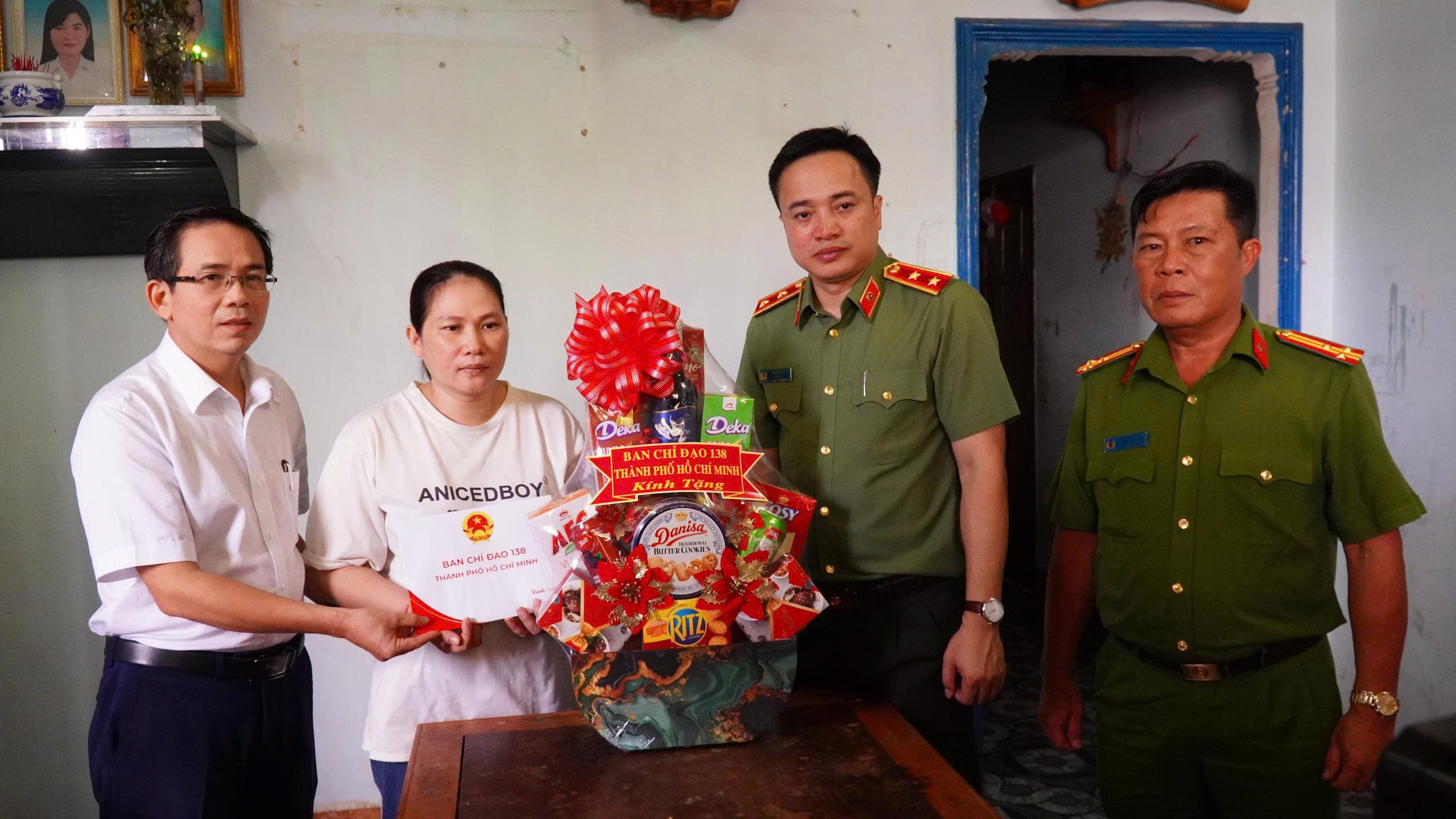 TP.HCM: Mở cao điểm trấn áp tội phạm, ra mắt tổ công tác 3 trong 1 và SOS an ninh, trật tự- Ảnh 5. TP.HCM: Mở cao điểm trấn áp tội phạm, ra mắt tổ công tác 3 trong 1 và SOS an ninh, trật tự- Ảnh 5.