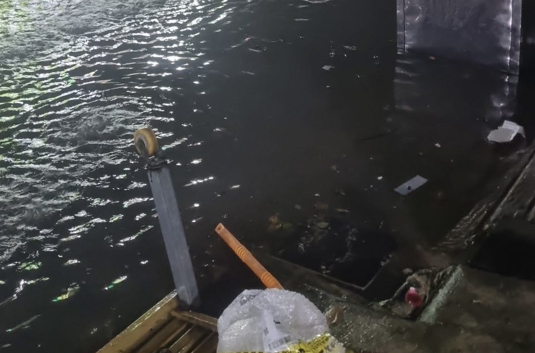 Mưa lớn kèm gió mạnh, nhiều tuyến đường ở Đồng Nai ngập sâu- Ảnh 9.