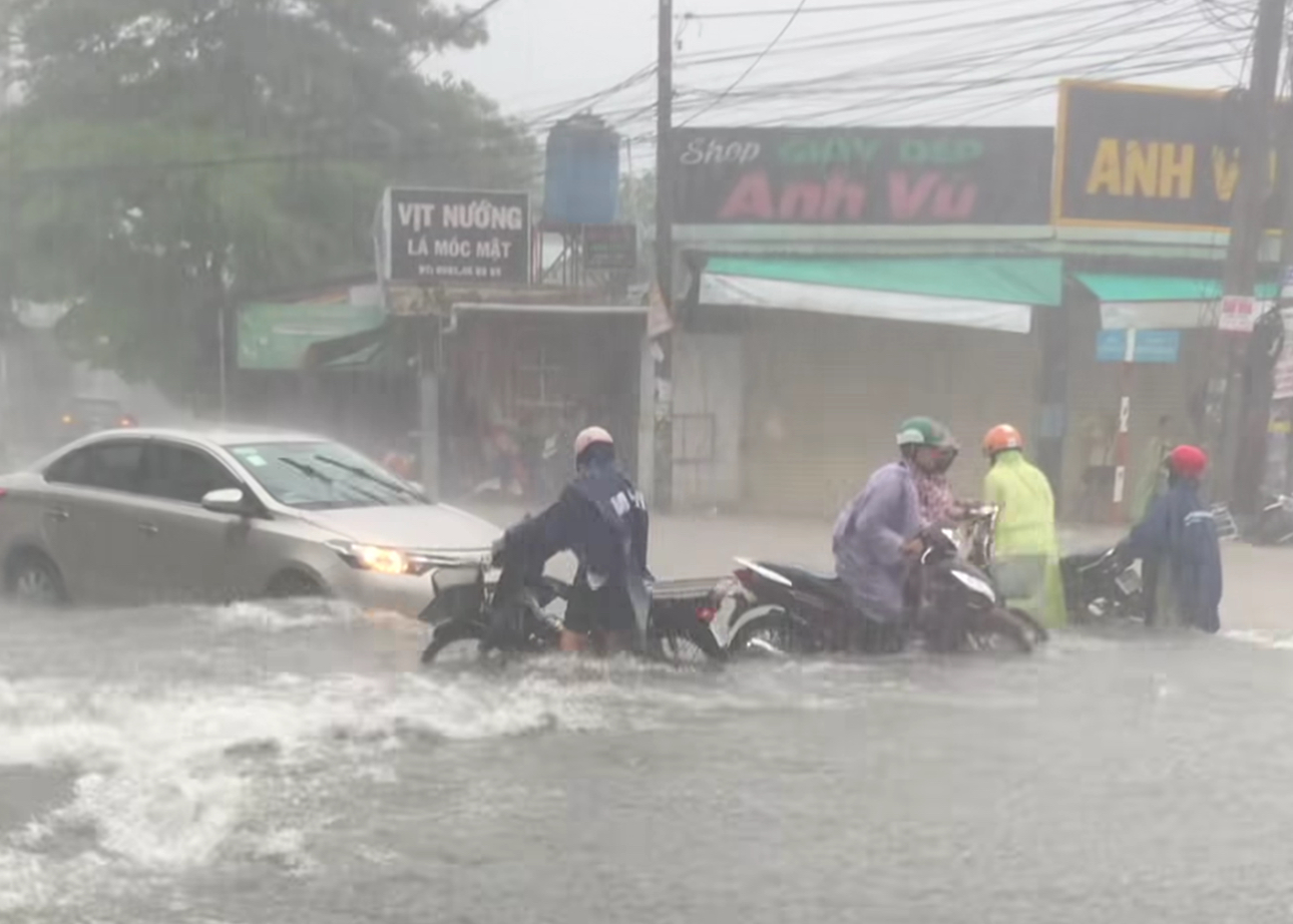 Mưa lớn kèm gió mạnh, nhiều tuyến đường ở Đồng Nai ngập sâu- Ảnh 10.