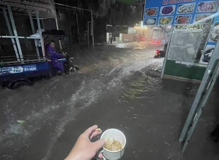 Mưa lớn kèm gió mạnh, nhiều tuyến đường ở Đồng Nai ngập sâu- Ảnh 8.