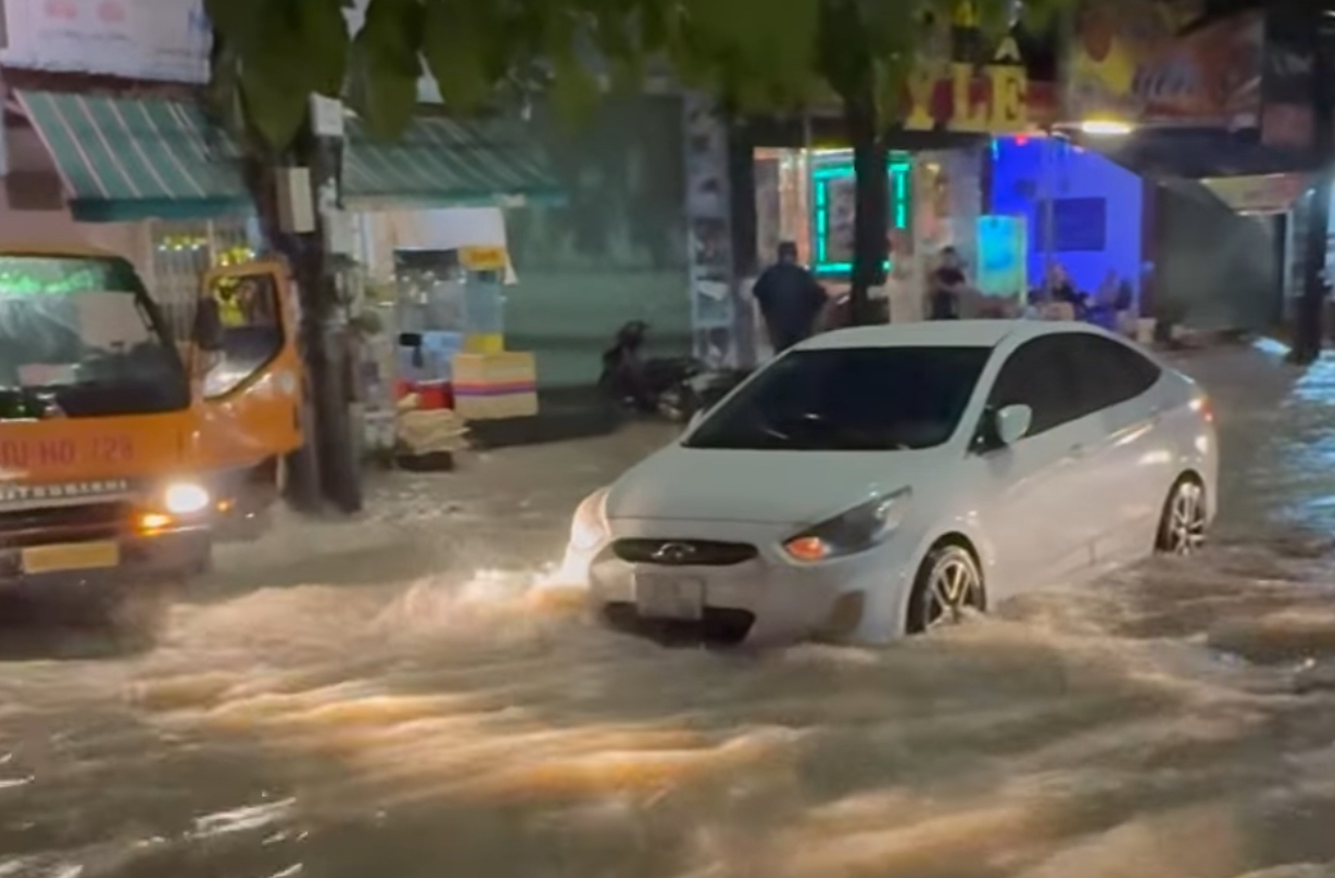Mưa lớn kèm gió mạnh, nhiều tuyến đường ở Đồng Nai ngập sâu- Ảnh 2.