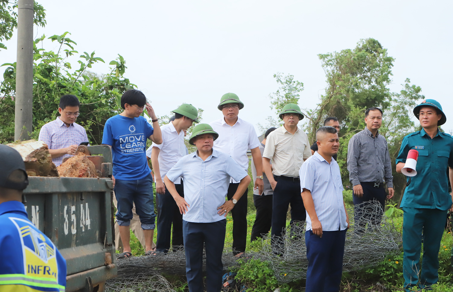 Hàng trăm người nỗ lực vá bờ sông Vinh ngăn nước lũ tràn vào thành phố- Ảnh 2. Hàng trăm người nỗ lực vá bờ sông Vinh ngăn nước lũ tràn vào thành phố- Ảnh 2.