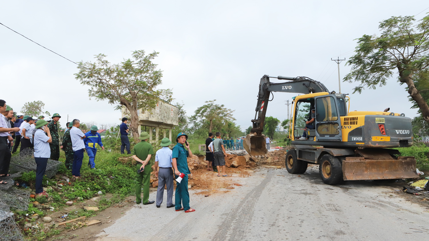Hàng trăm người nỗ lực vá bờ sông Vinh ngăn nước lũ tràn vào thành phố- Ảnh 5.