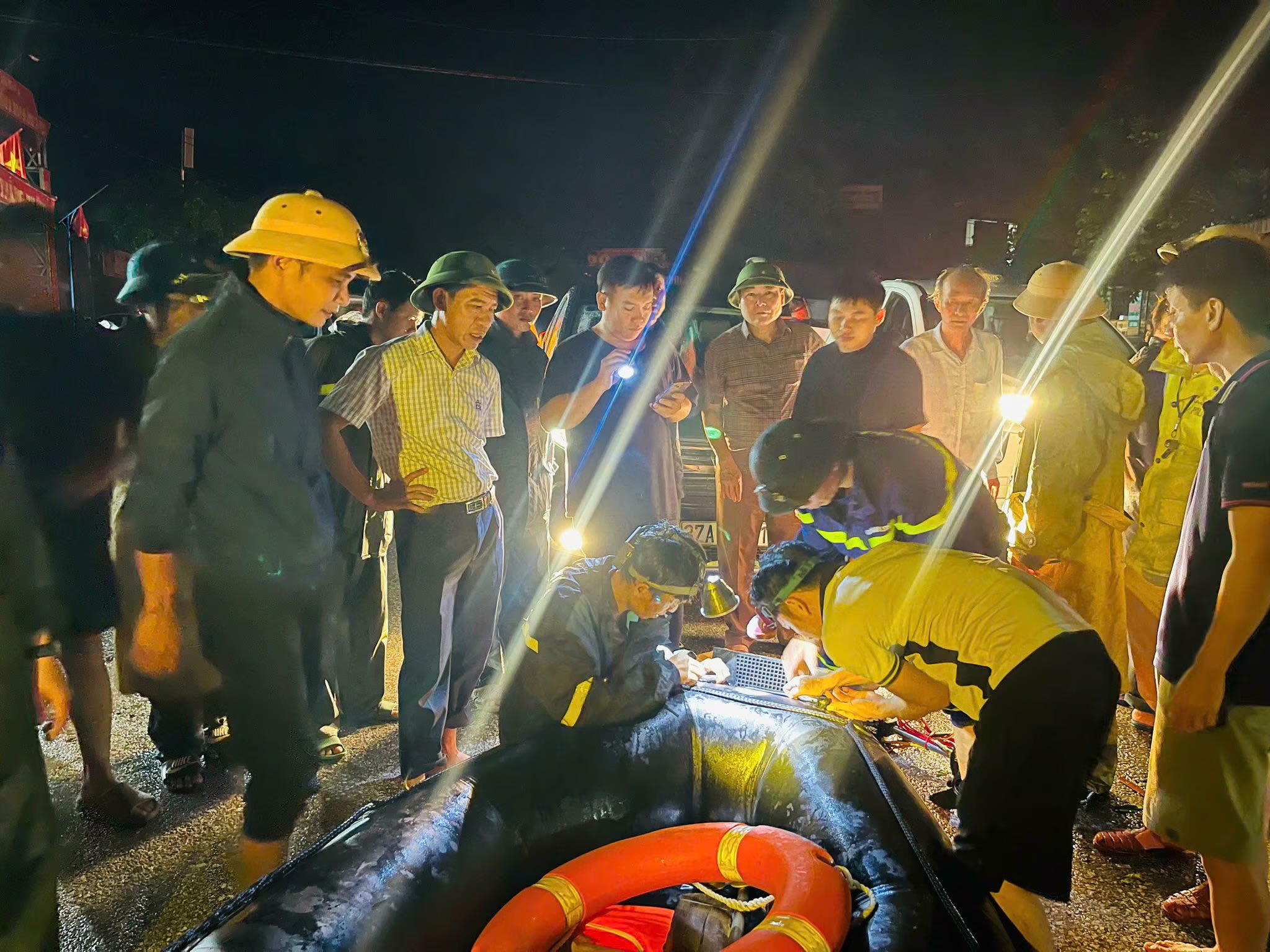 Hà Nội hỗ trợ 55 tỷ đồng cho 5 địa phương khắc phục hậu quả bão số 10- Ảnh 1.