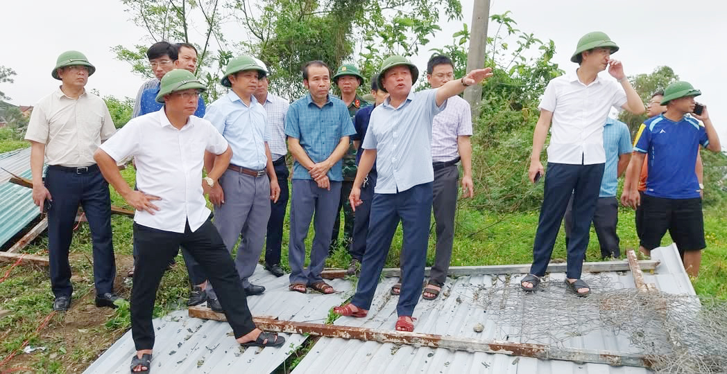 Hàng trăm người nỗ lực vá bờ sông Vinh ngăn nước lũ tràn vào thành phố- Ảnh 2.