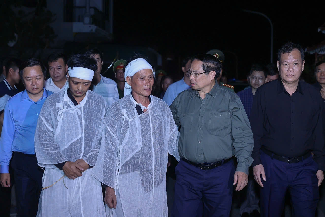 Thủ tướng Phạm Minh Chính viếng nạn nhân tử vong do lốc xoáy, kiểm tra đê biển Ninh Bình- Ảnh 1.