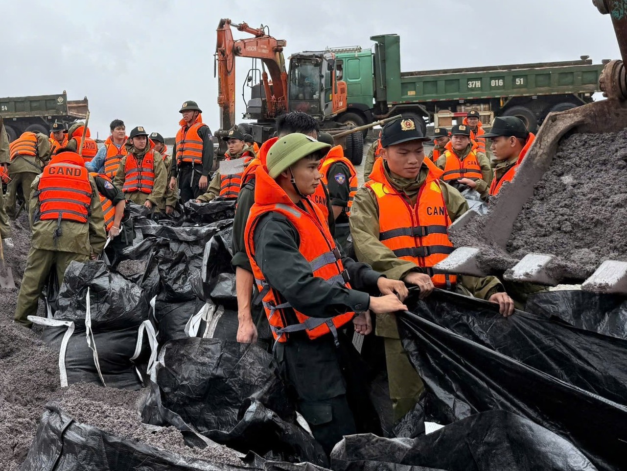 Thủ tướng Phạm Minh Chính viếng nạn nhân tử vong do lốc xoáy, kiểm tra đê biển Ninh Bình- Ảnh 2.