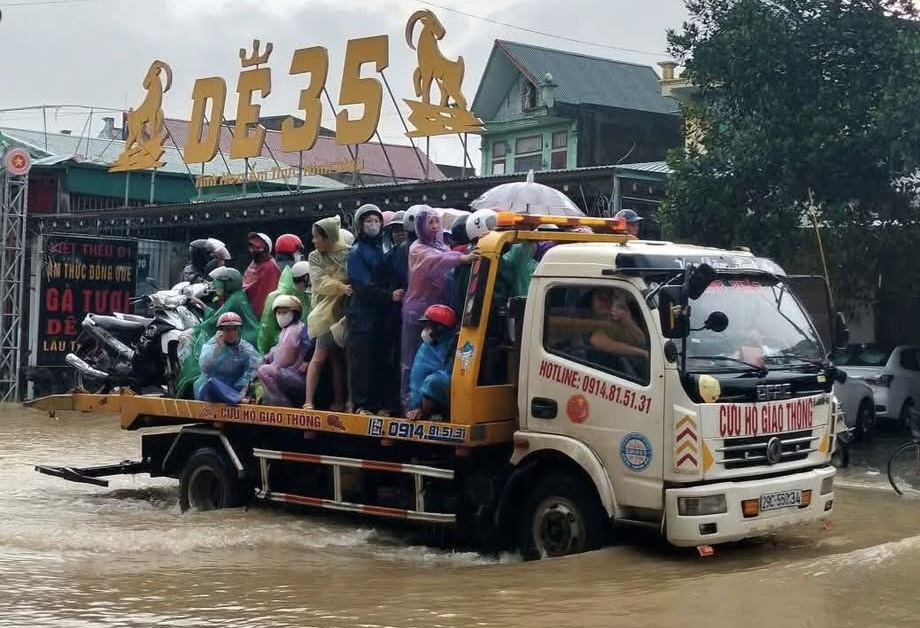 Thủ tướng Phạm Minh Chính viếng nạn nhân tử vong do lốc xoáy, kiểm tra đê biển Ninh Bình- Ảnh 3.