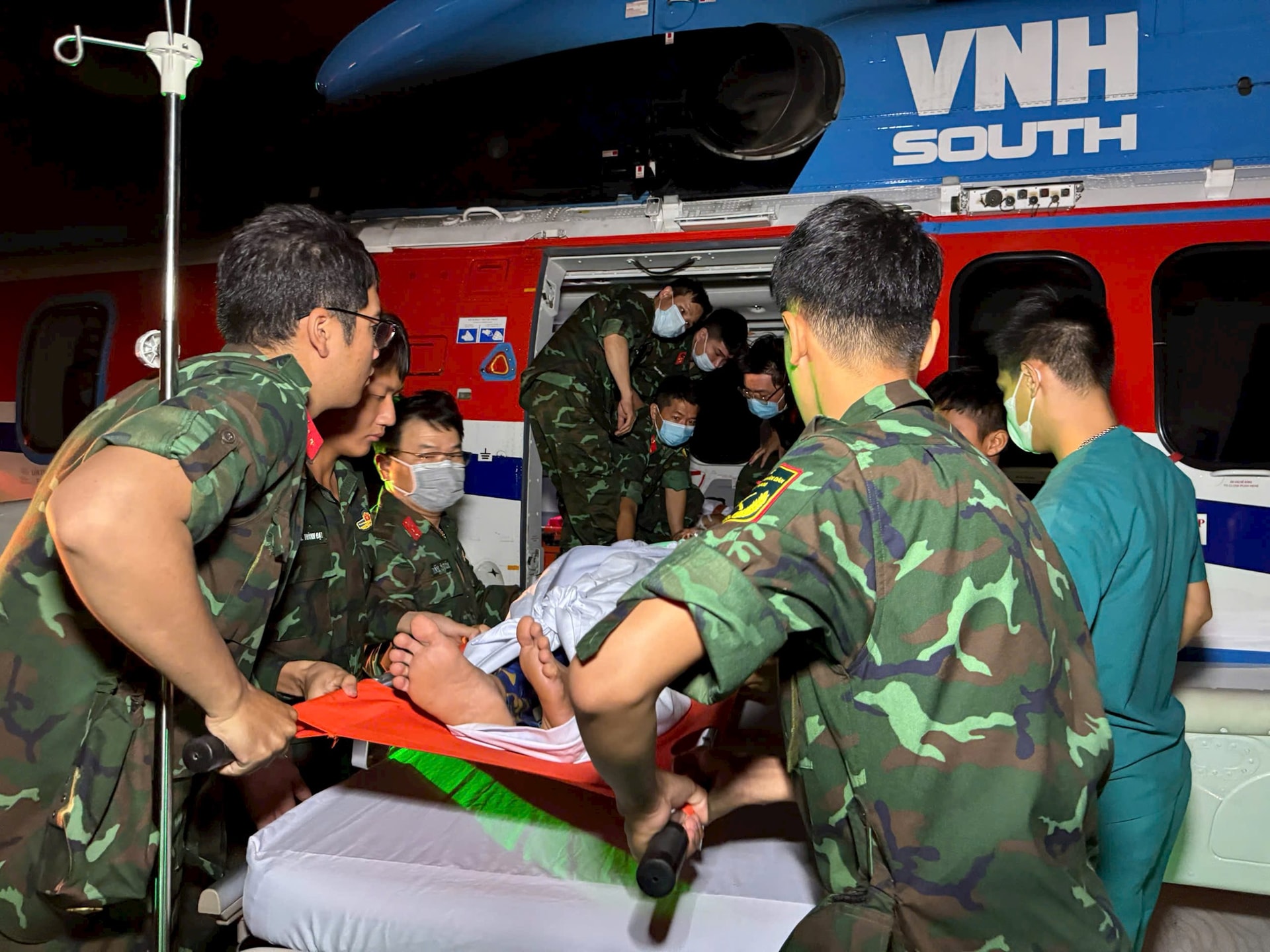 Trực thăng xuyên đêm vượt mưa bão đưa bệnh nhân từ ba đảo về đất liền- Ảnh 1.