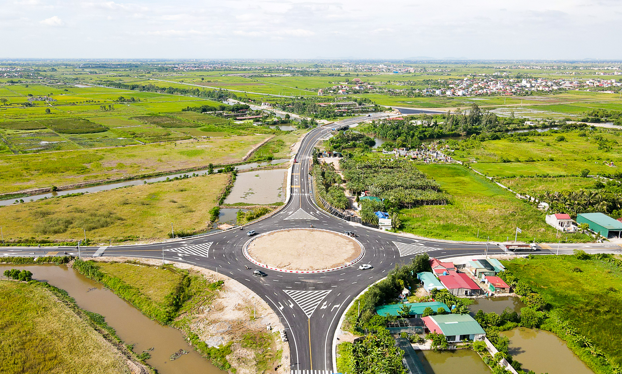 Người dân Hưng Yên phấn khởi trong ngày thông xe tuyến đường bộ ven biển- Ảnh 2.