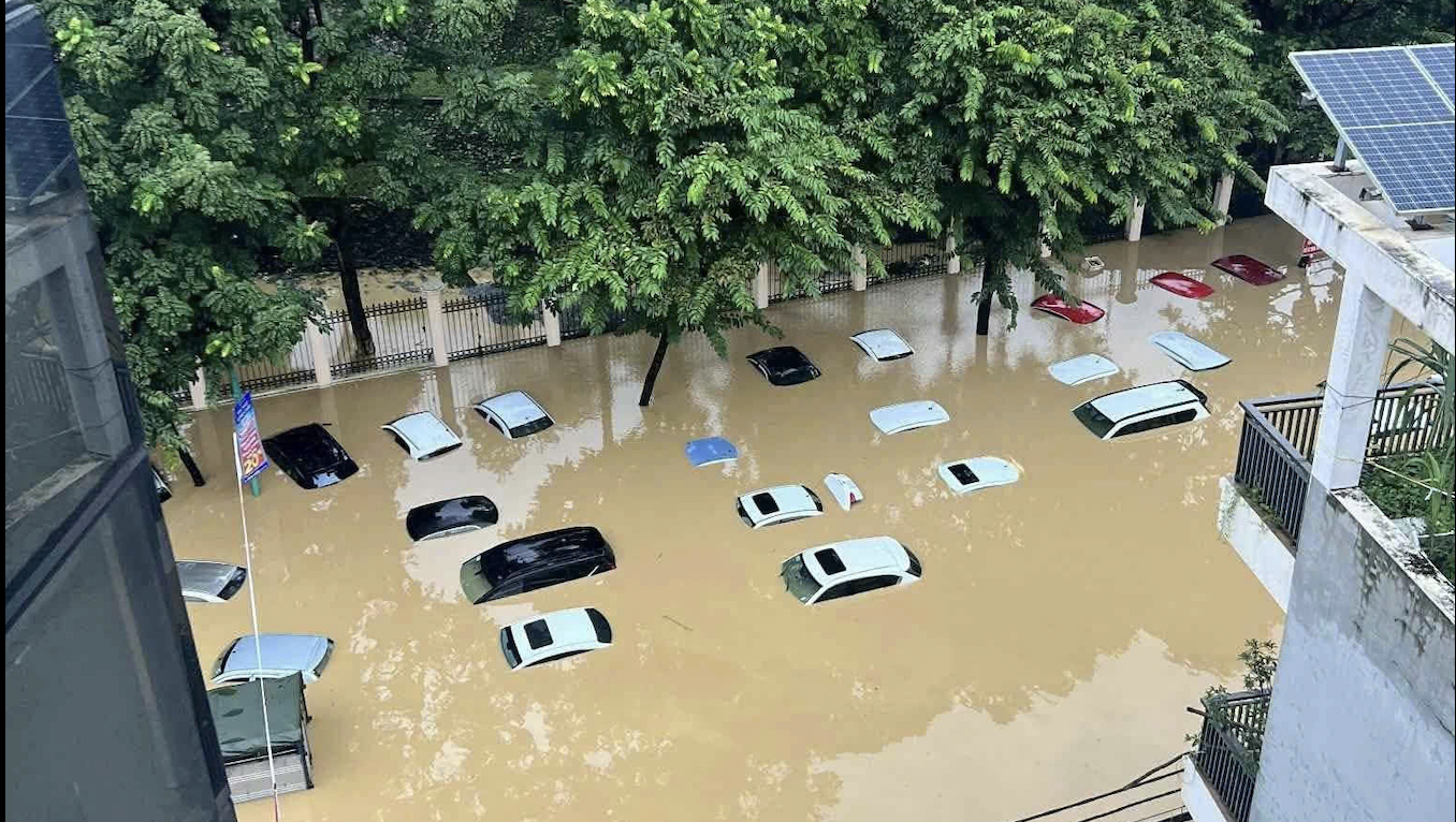Ô tô ngập nước sau lũ: Bảo hiểm khuyến cáo tuyệt đối không khởi động xe- Ảnh 1. Ô tô ngập nước sau lũ: Bảo hiểm khuyến cáo tuyệt đối không khởi động xe- Ảnh 1.