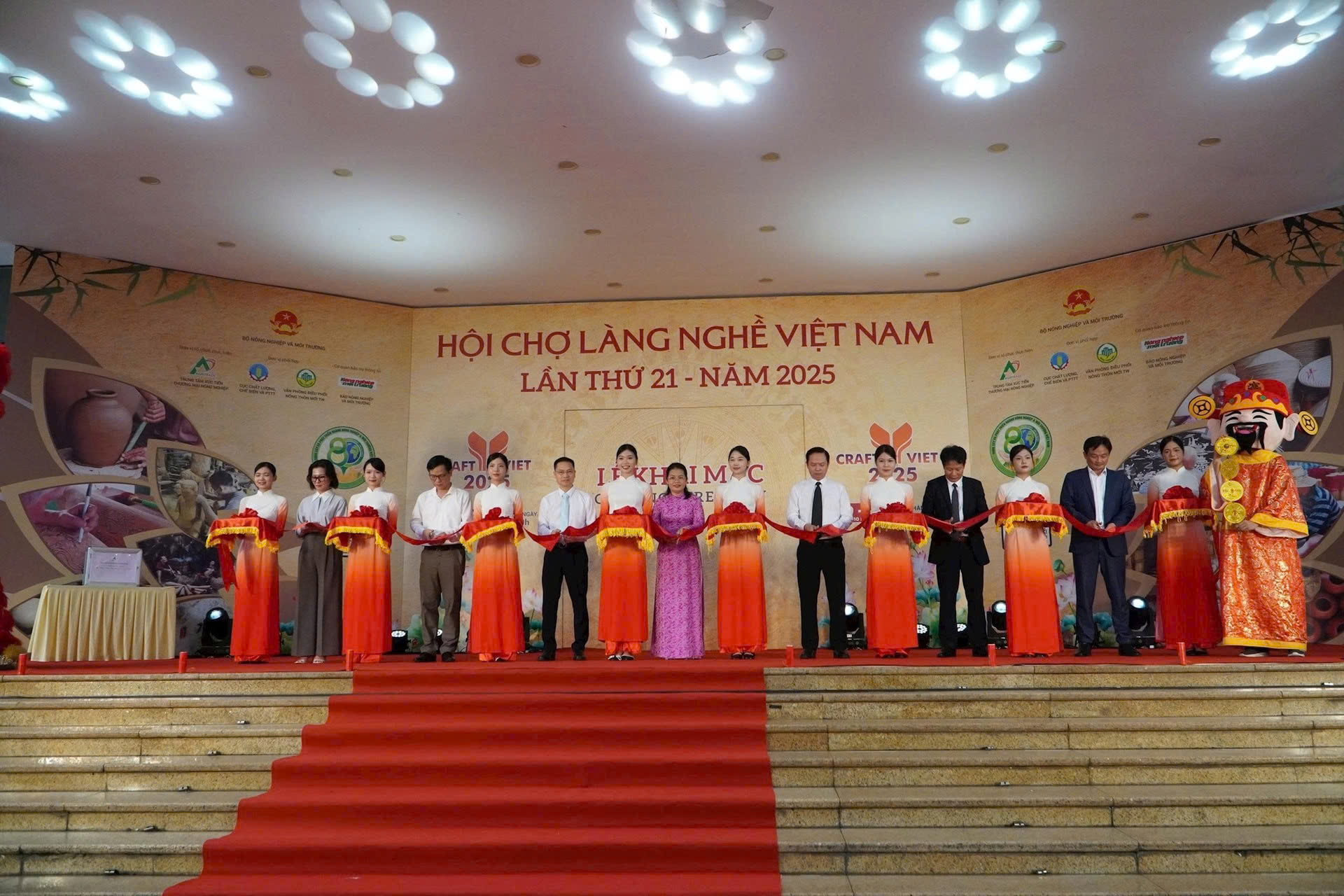 Hơn 150 gian hàng hội tụ tại Hội chợ Làng nghề Việt Nam lần thứ 21- Ảnh 1. Hơn 150 gian hàng hội tụ tại Hội chợ Làng nghề Việt Nam lần thứ 21- Ảnh 1.