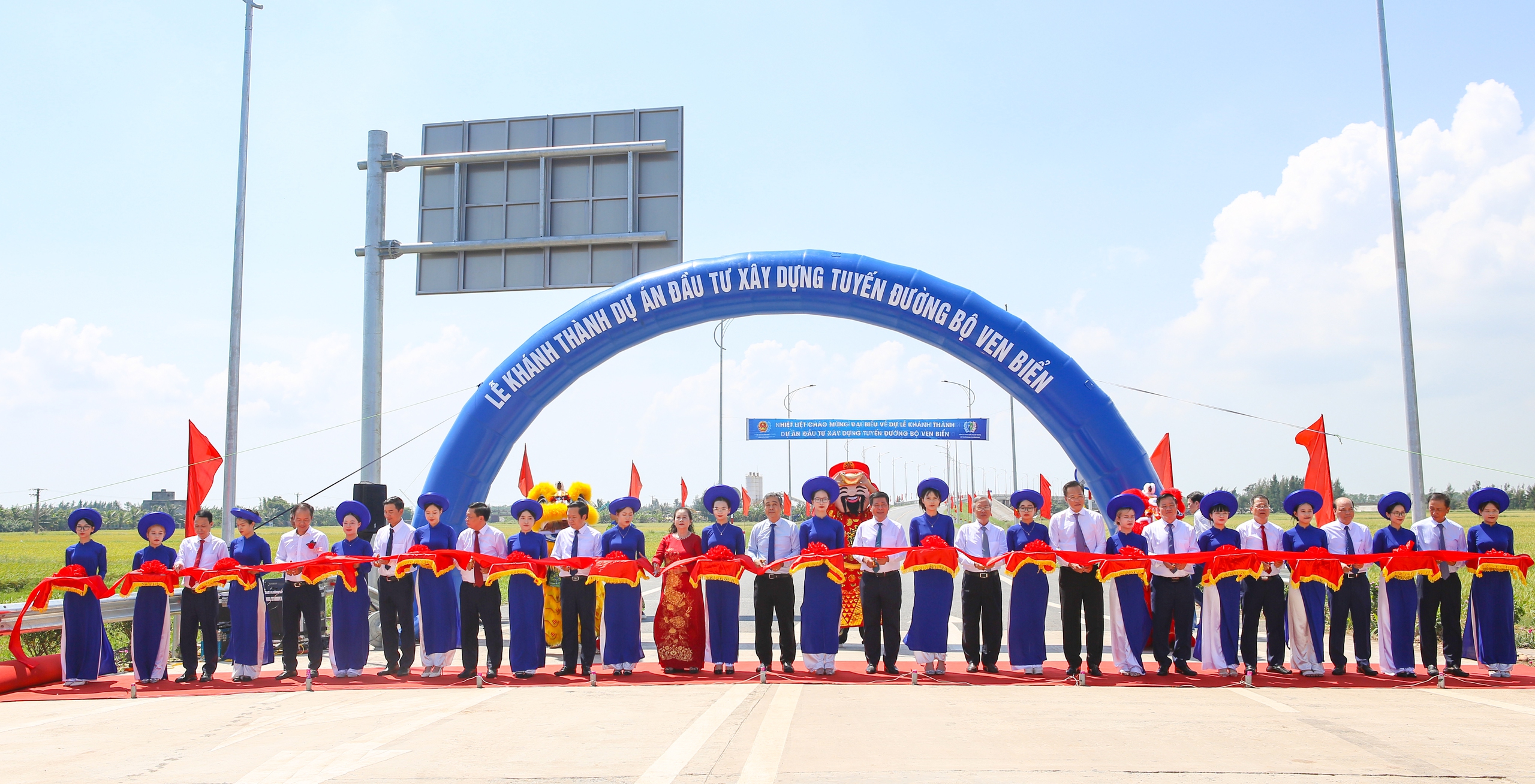 Người dân Hưng Yên phấn khởi trong ngày thông xe tuyến đường bộ ven biển- Ảnh 1.