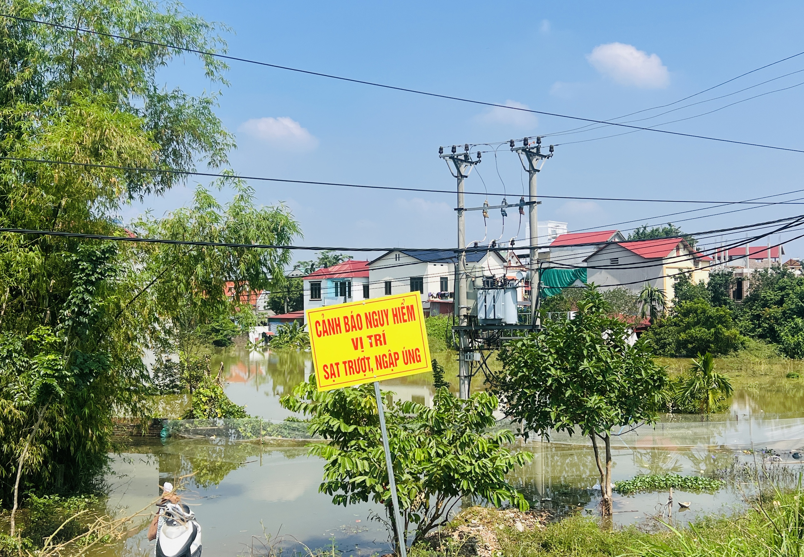 Hà Nội: Người dân xã Đa Phúc gồng mình chống chọi trận lụt lịch sử- Ảnh 2.