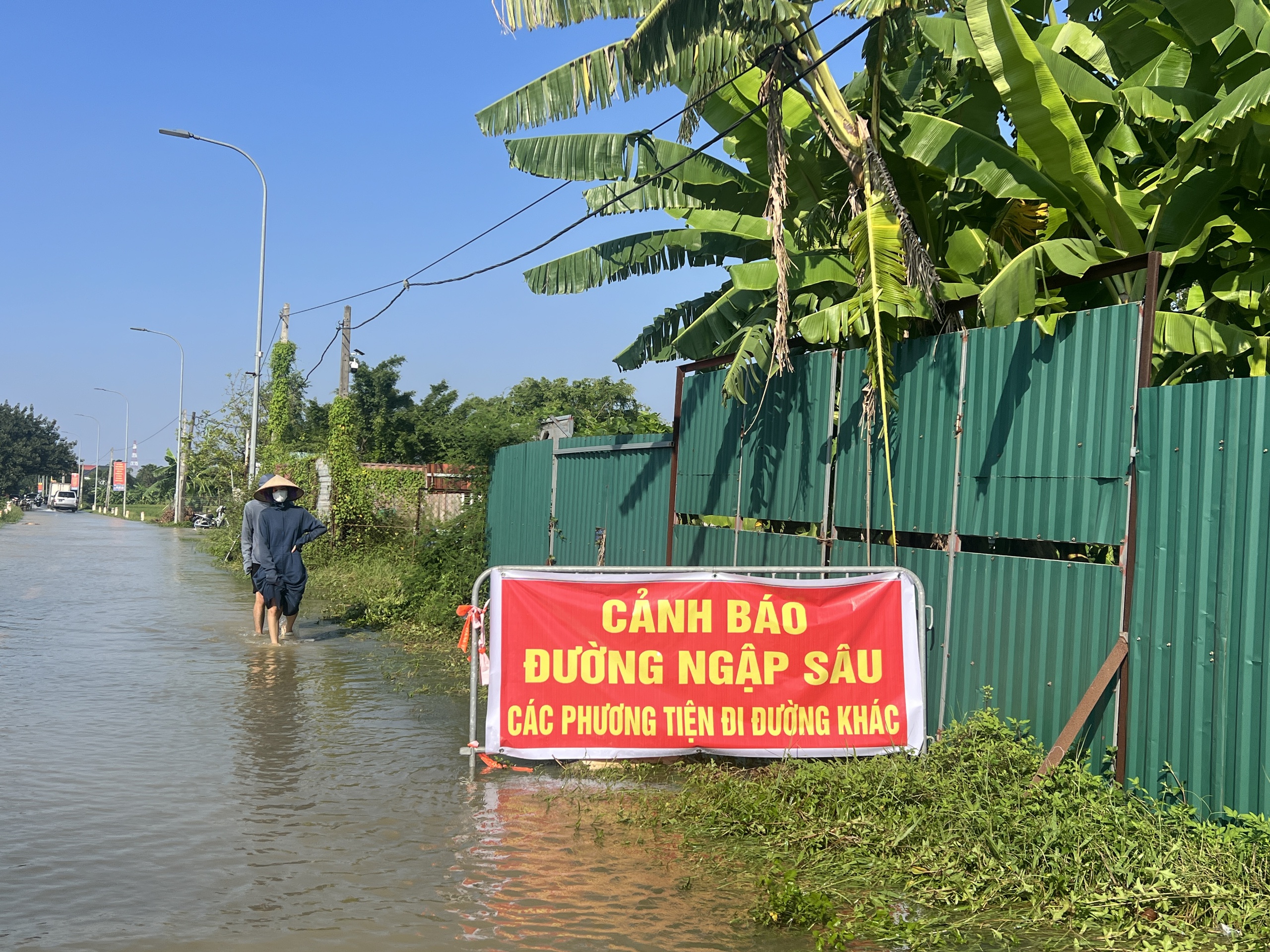 Hà Nội: Người dân xã Đa Phúc gồng mình chống chọi trận lụt lịch sử- Ảnh 3.