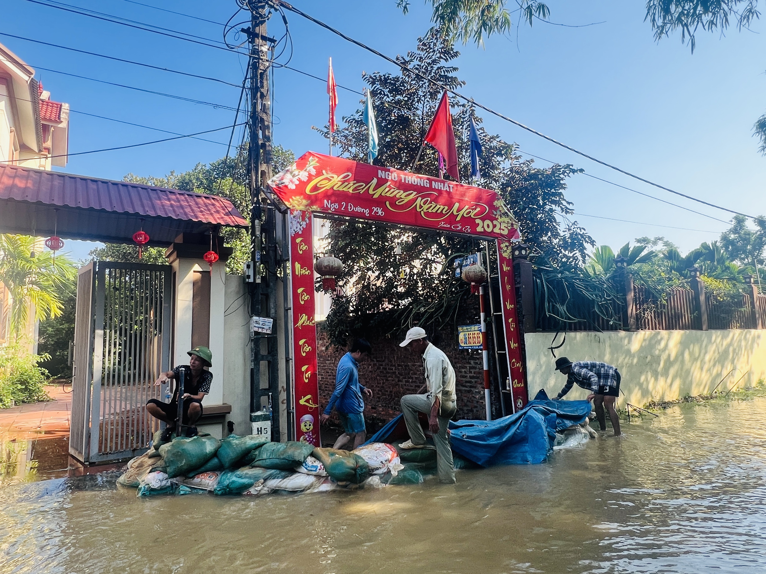 Hà Nội: Người dân xã Đa Phúc gồng mình chống chọi trận lụt lịch sử- Ảnh 7.