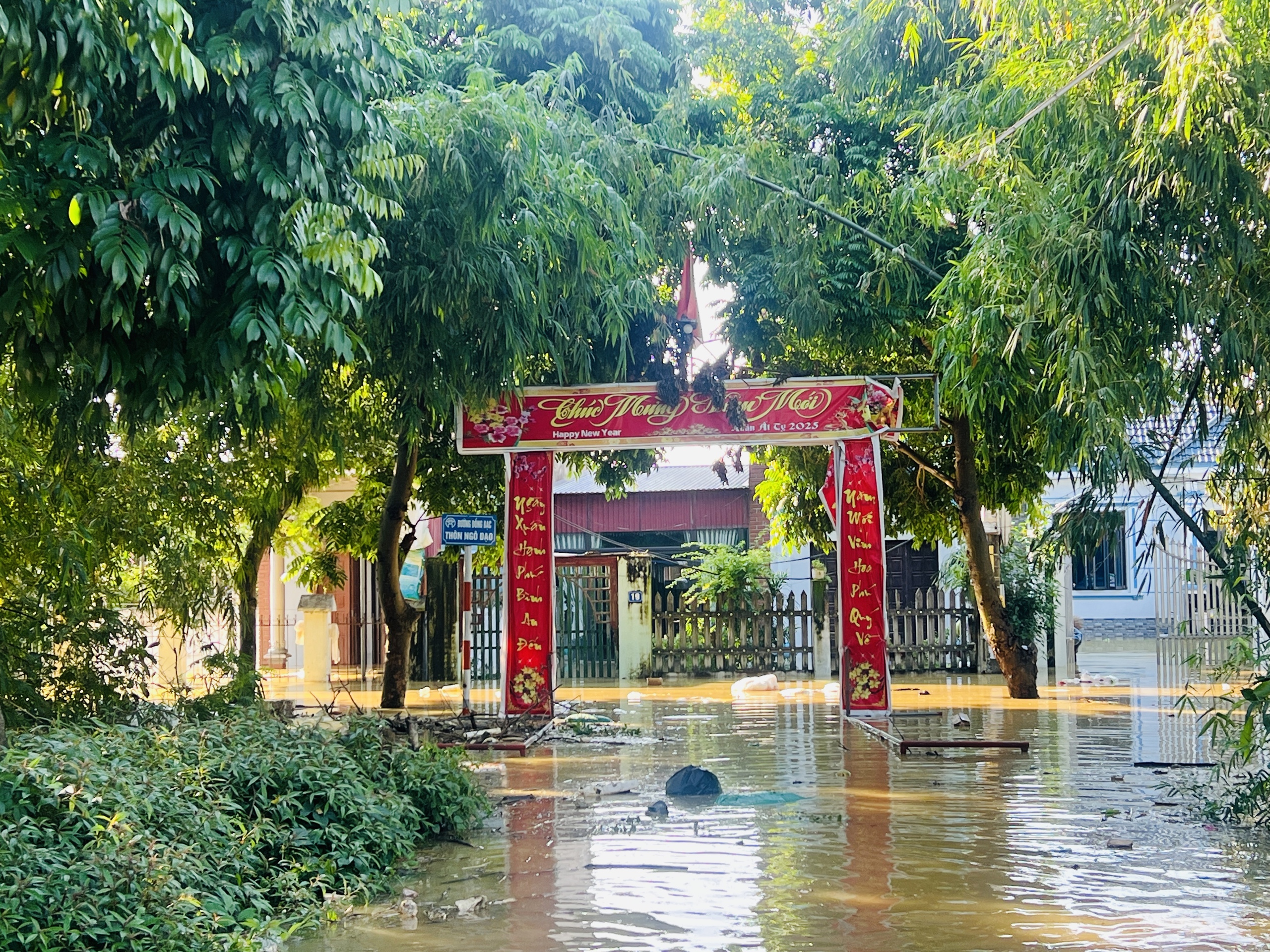 Hà Nội: Người dân xã Đa Phúc gồng mình chống chọi trận lụt lịch sử- Ảnh 4.