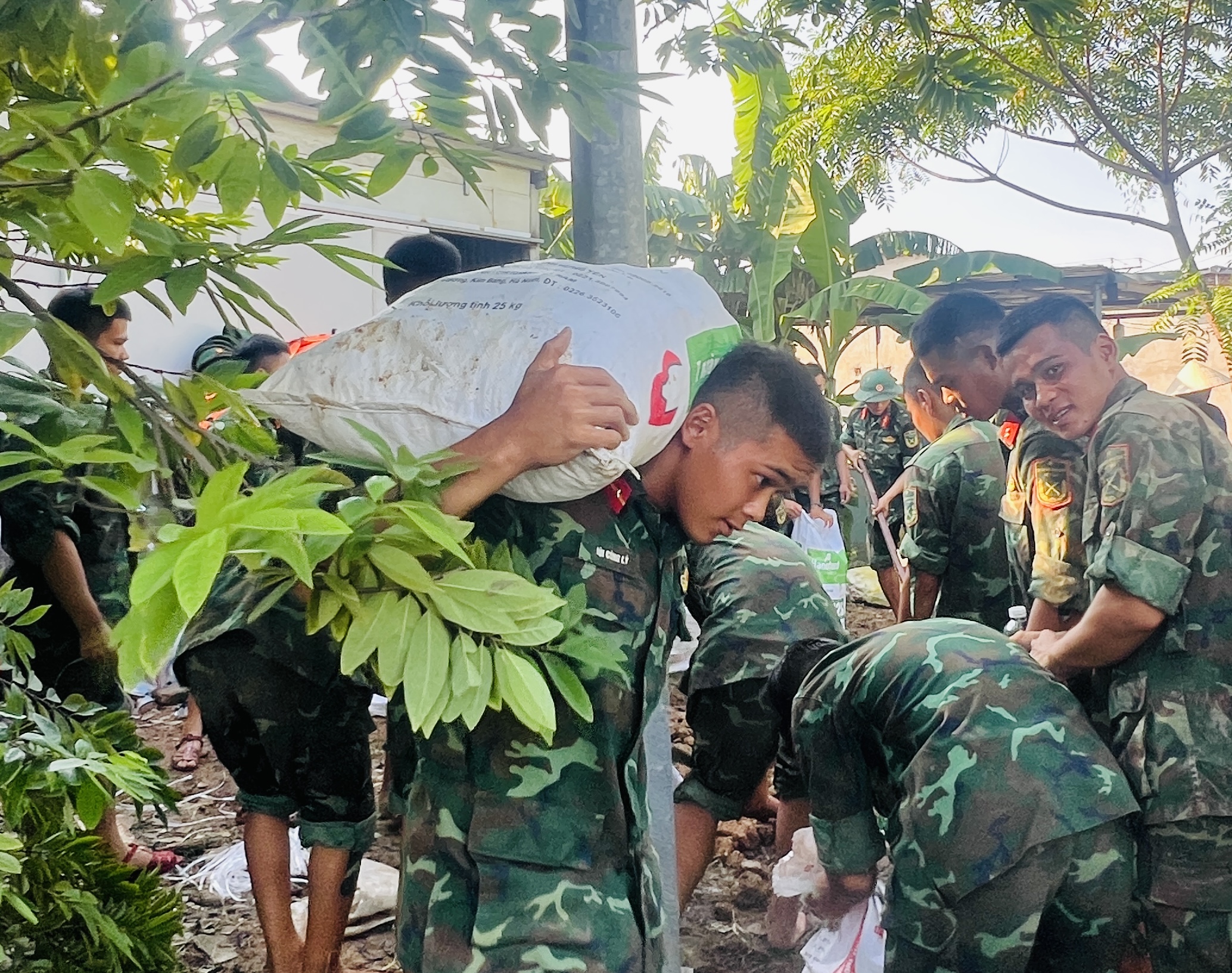 Hà Nội: Người dân xã Đa Phúc gồng mình chống chọi trận lụt lịch sử- Ảnh 13.